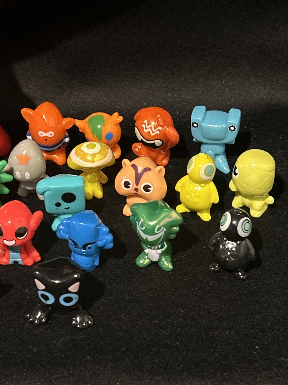 Lot Of 21 Gogo’s Crazy Bones Mini Figures Loose and Red Carrying Case