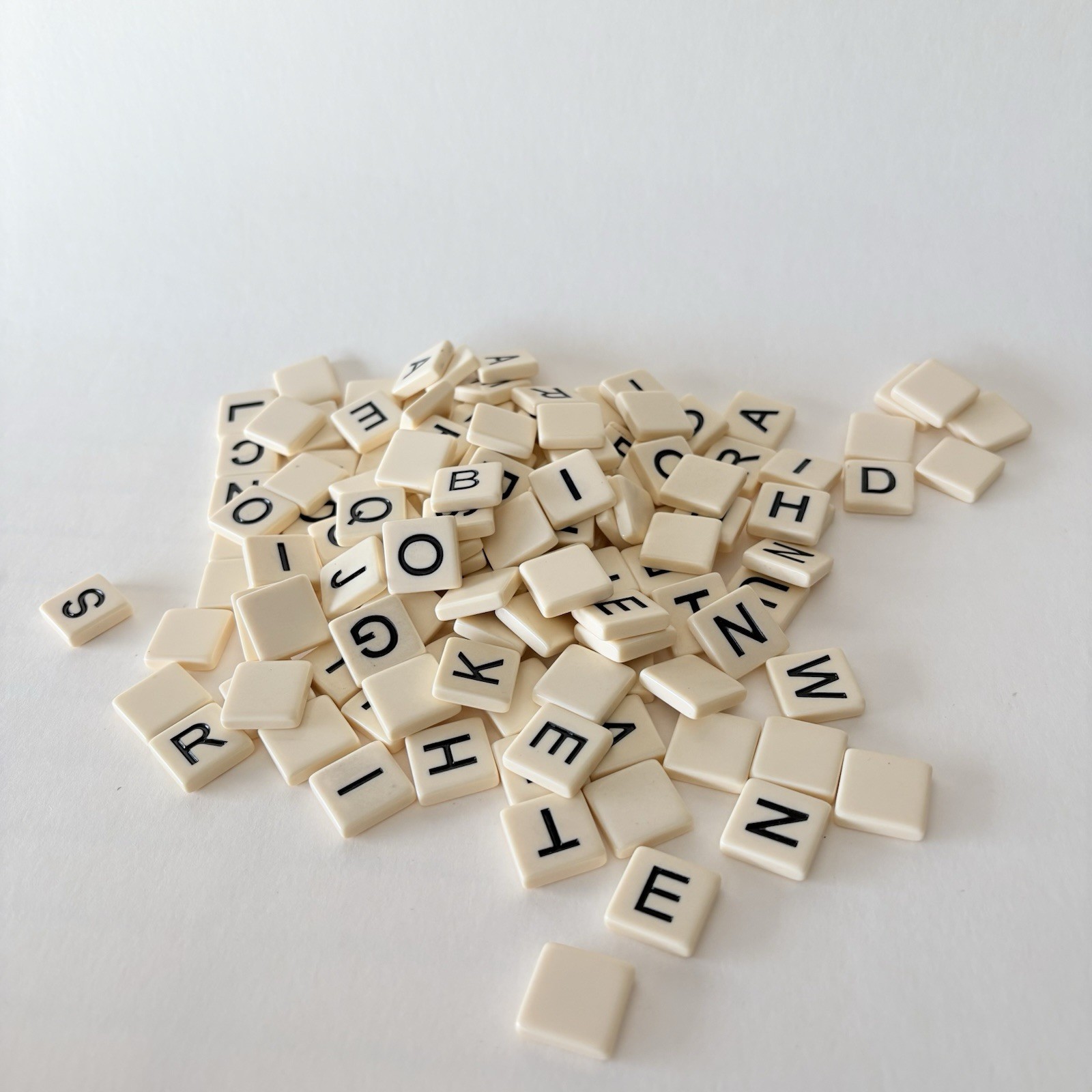 Bananagrams Game – Word Spelling 144 tiles Zipper Bag Instructions Complete Fun