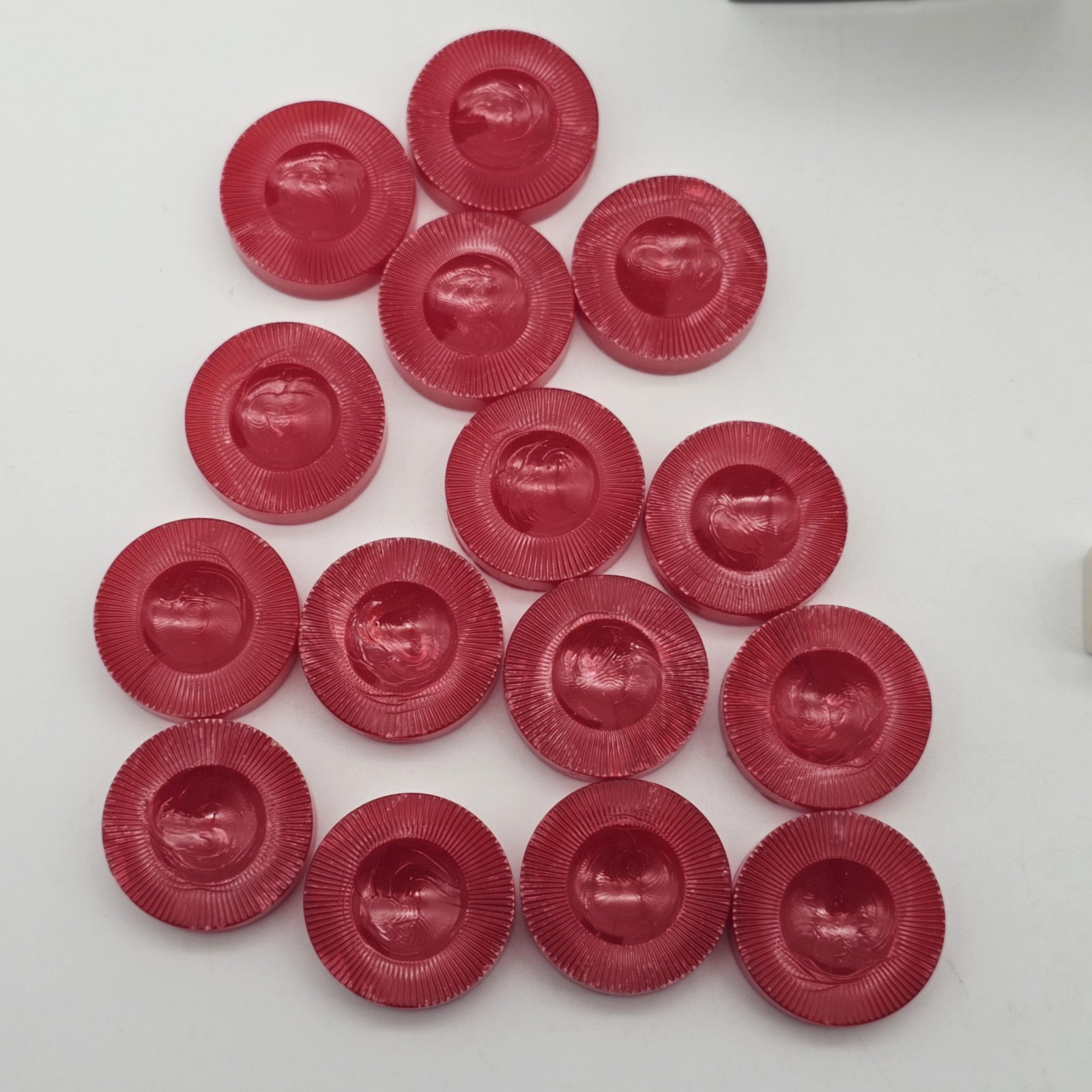 Vintage Backgammon 32 Replacement Pieces: 15 Red 14 CREAM 1 DIE & 2 CUPS (1978 )