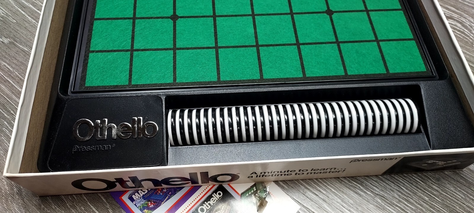 Othello Board Game A Minute to Learn, a Lifetime to Master! by Pressman 1990