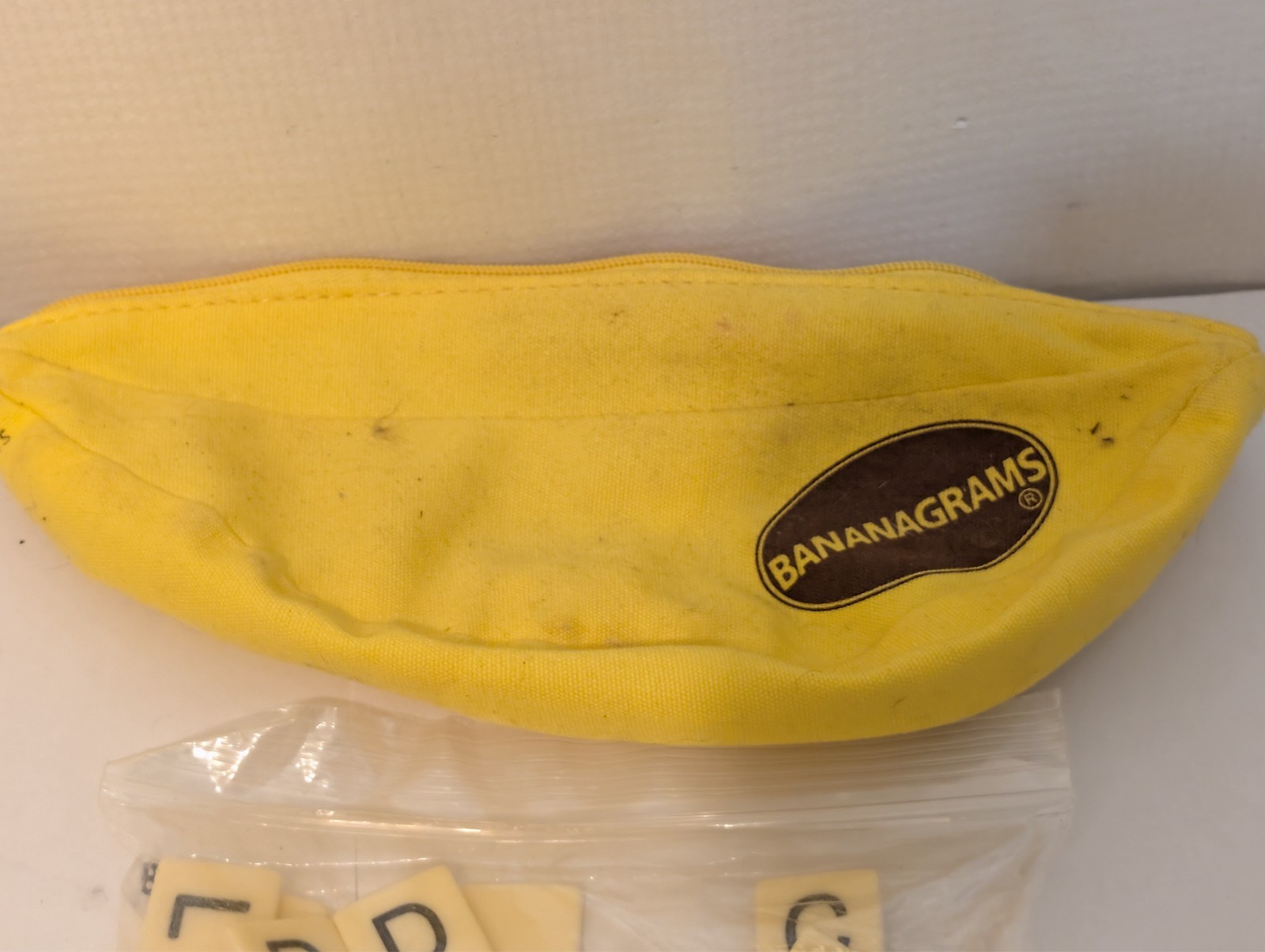 Bananagrams Word Game, Carrying bag, instructions, 143 Tiles VTG VG+ Yellow +
