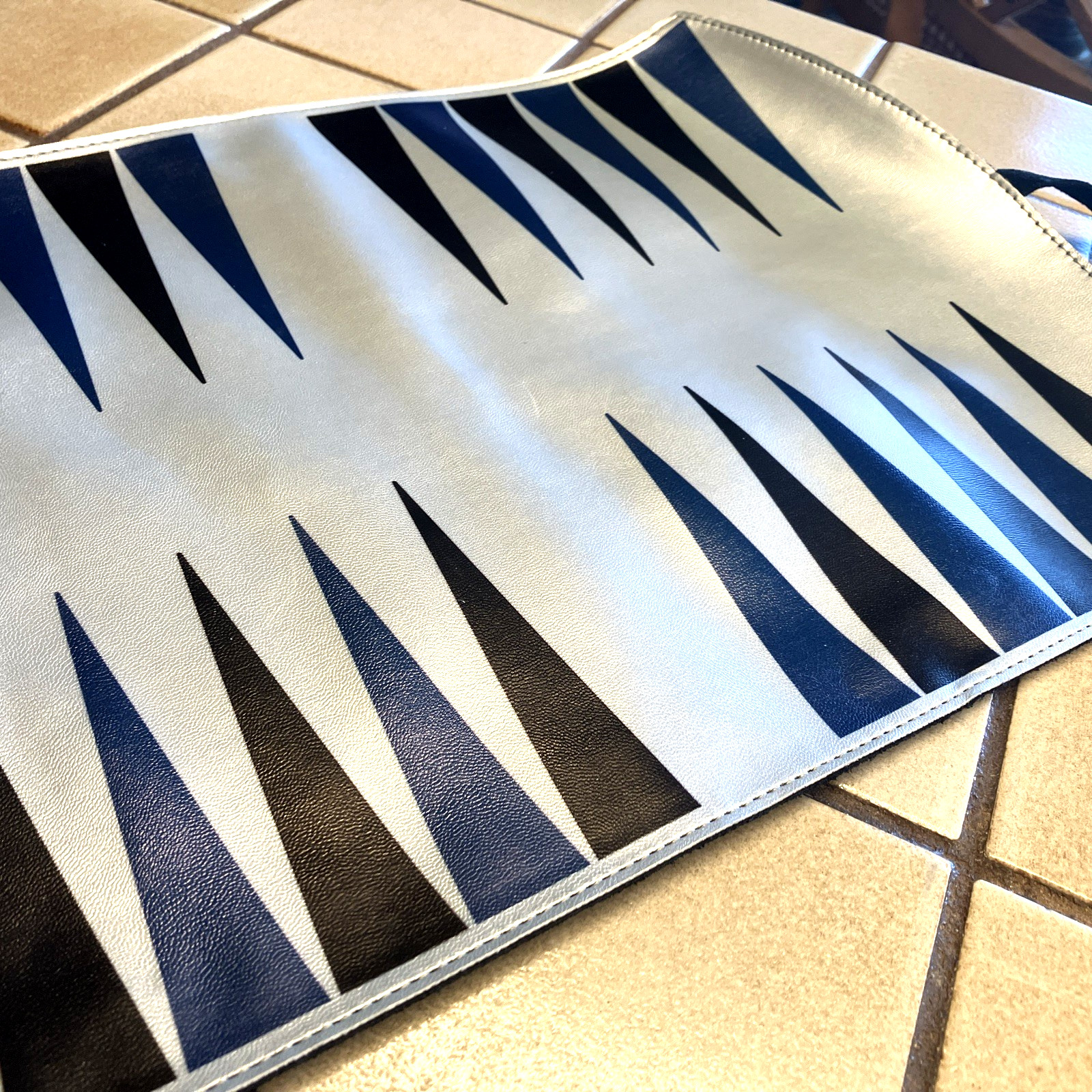 TRAVEL ROLL-UP BACKGAMMON 15″ SILVER METALLIC & BLACK SUEDE, TEAL & BLACK CHIPS