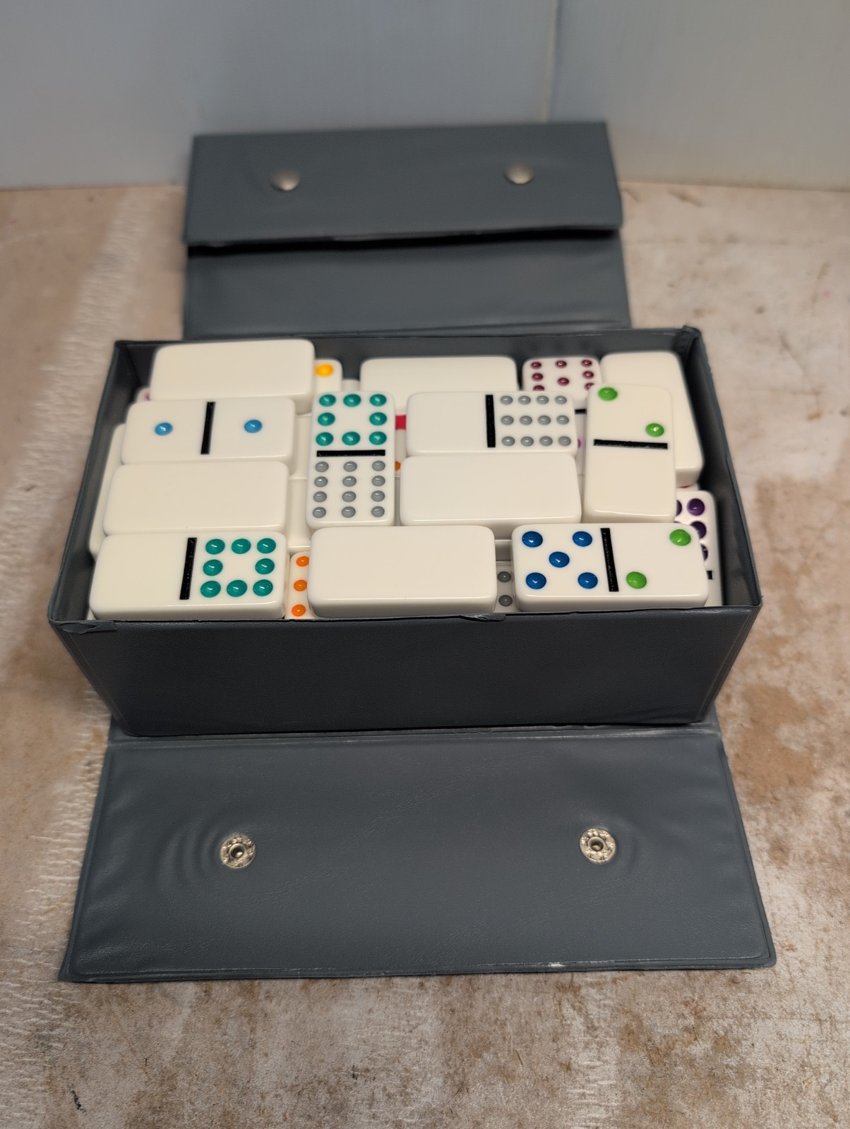VTG DOMINO GAME SET OF 91 CARDINAL ‘COLOR DOT’ DOMINOS GRAY SNAP VINYL CASE 1994