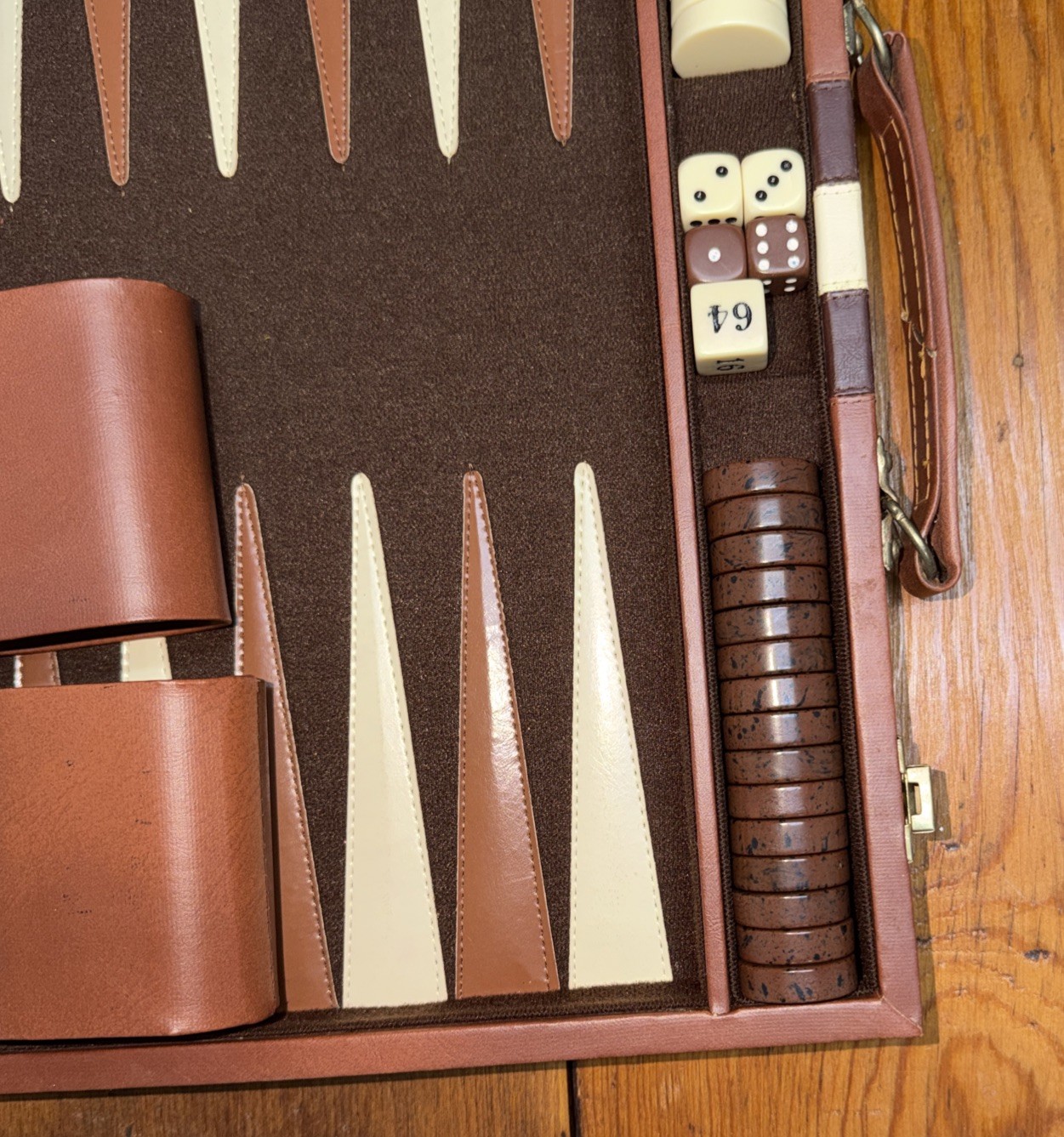 Backgammon Strategy Board Game w/ faux leather Carrying Case, nice complete set