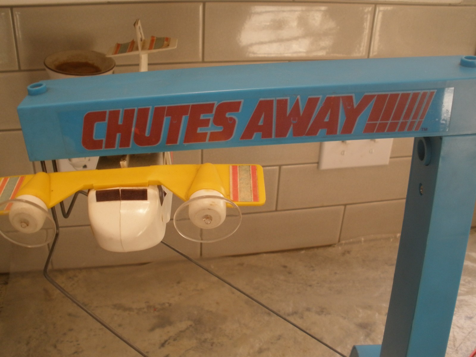 1977 GABRIEL CHUTES AWAY GAME WORKS NO BOX