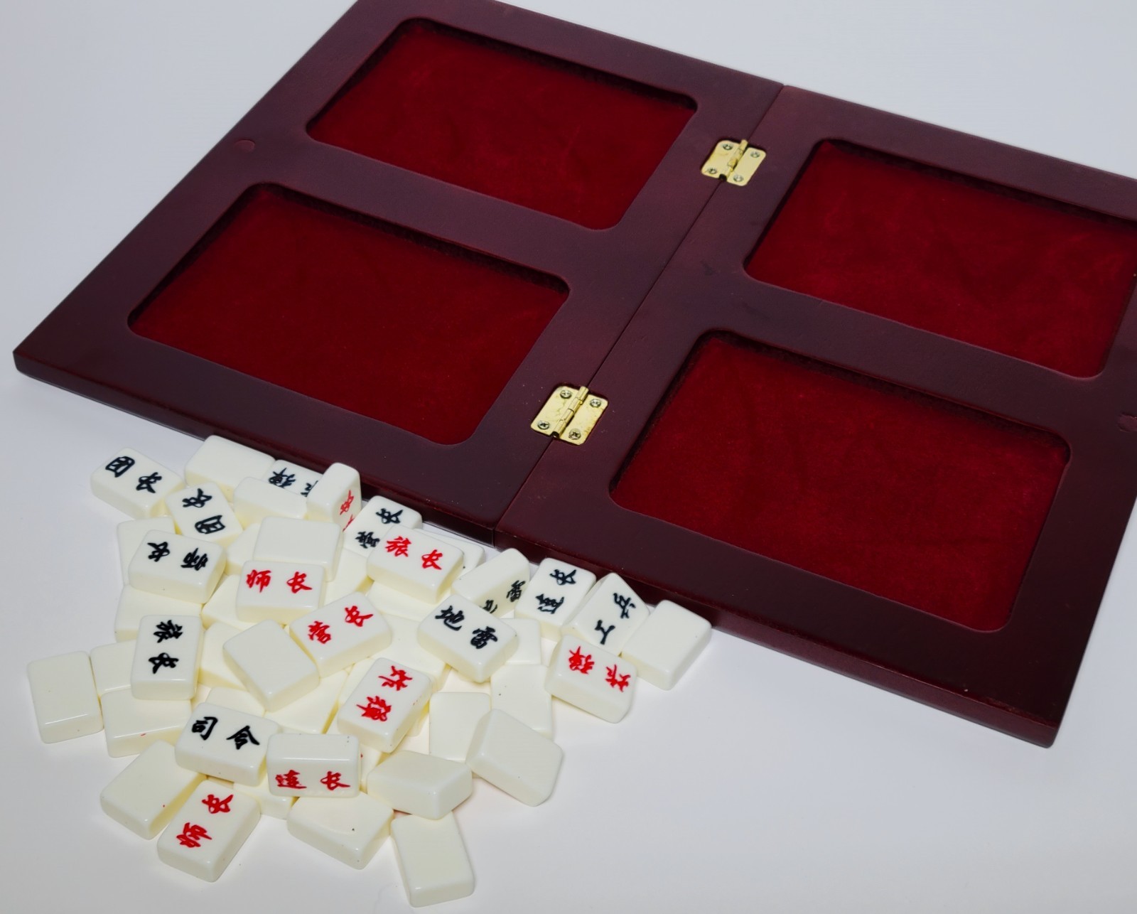 LUZHANQI 陸戰棋 – CHINESE LAND BATTLE CHESS GAME – w/ FOLDING BOARD (L05)