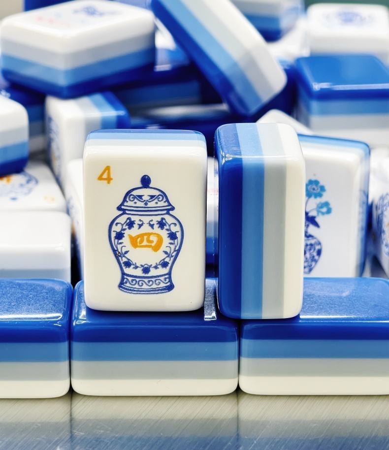 Luxury American Mahjong Set 160 Engraved Acrylic Tiles Blue White Porcelain