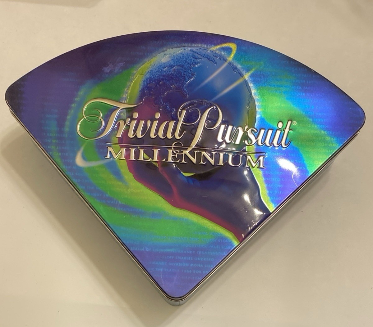 Trivial PURSUIT Millennium EDITION- Cards, POKER, Chips & DICE In TIN Both EUC