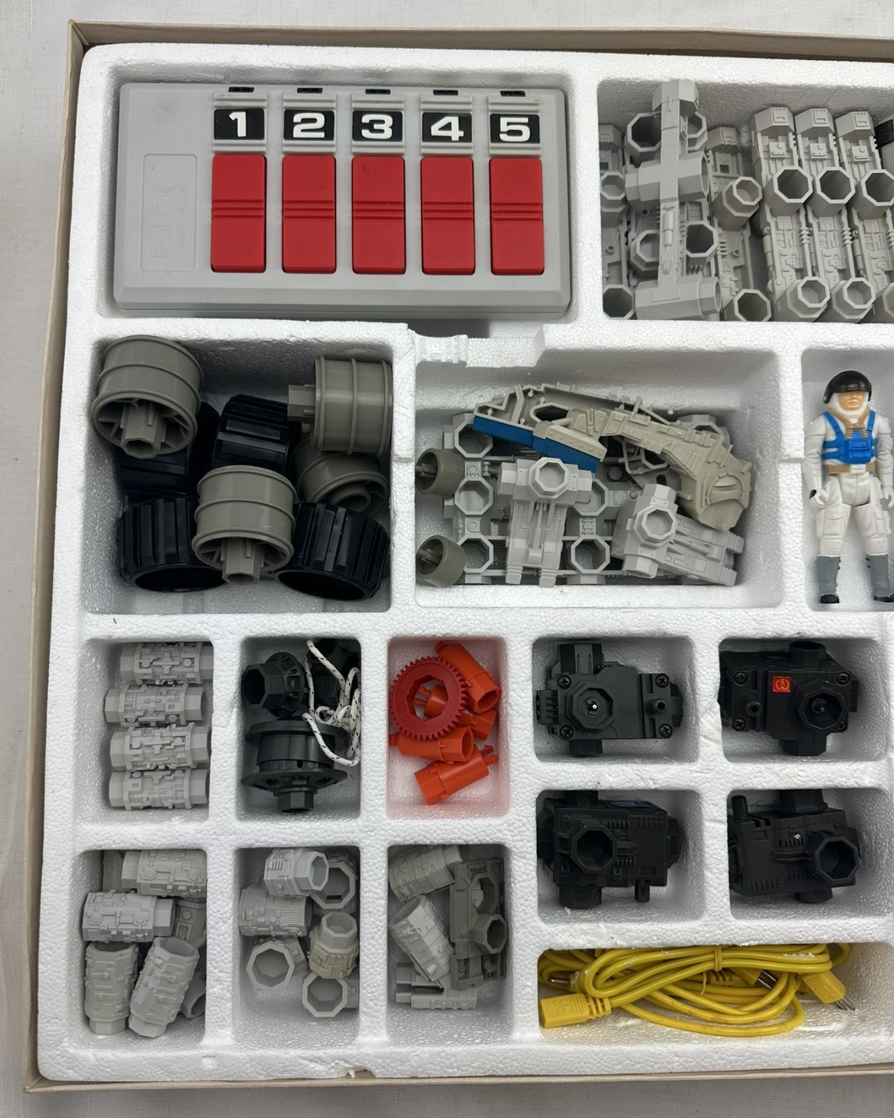 1985 Robotix R-2000 by Milton Bradley Complete Barely Used FREE SHIPPING