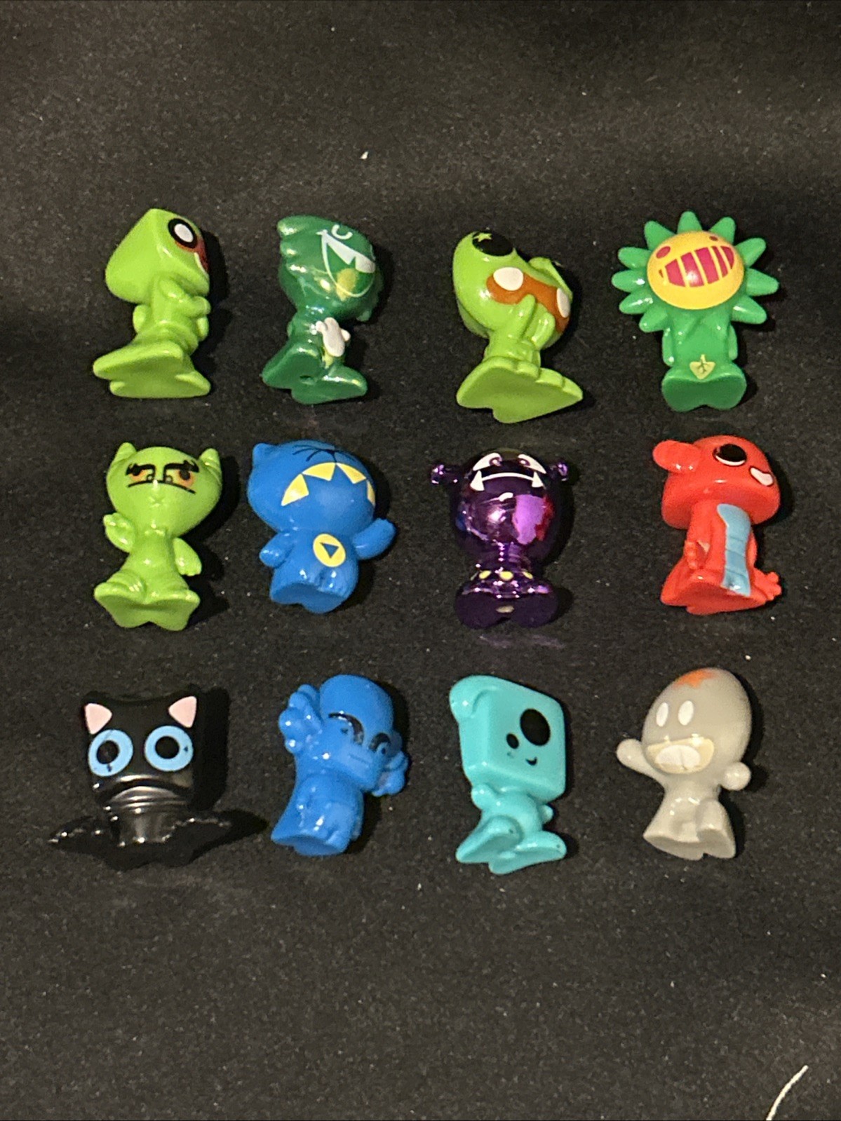 Lot Of 21 Gogo’s Crazy Bones Mini Figures Loose and Red Carrying Case