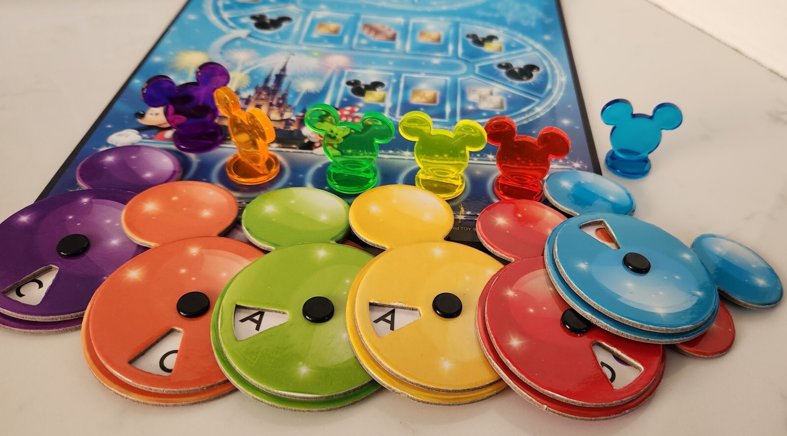 Disney PICTOPIA Trivia Family Board Game w/ Instructions COMPLETE Never used