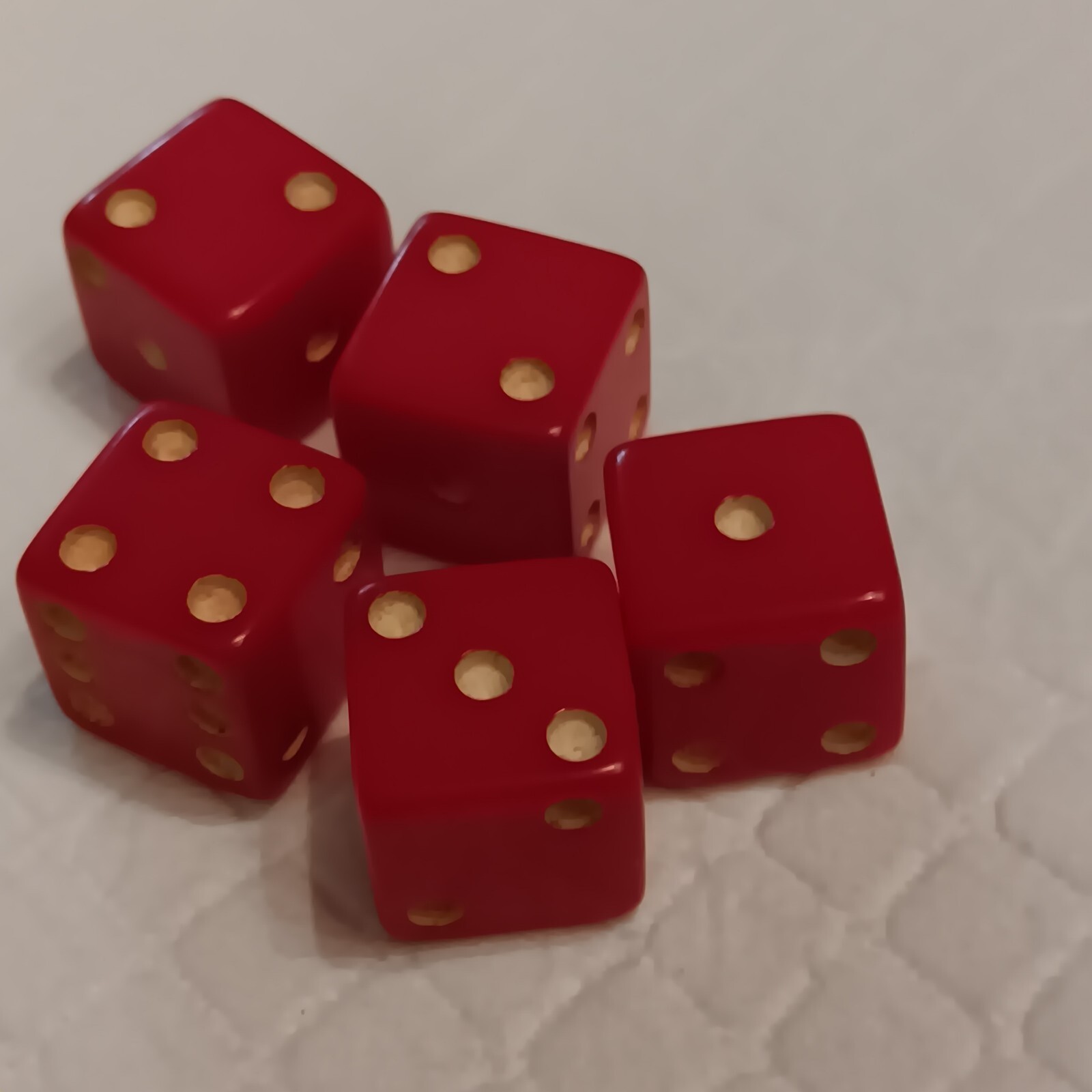(5) Vintage Marbled Cherry Red Bakelite 1/2″ Rounded Corner Game Dice