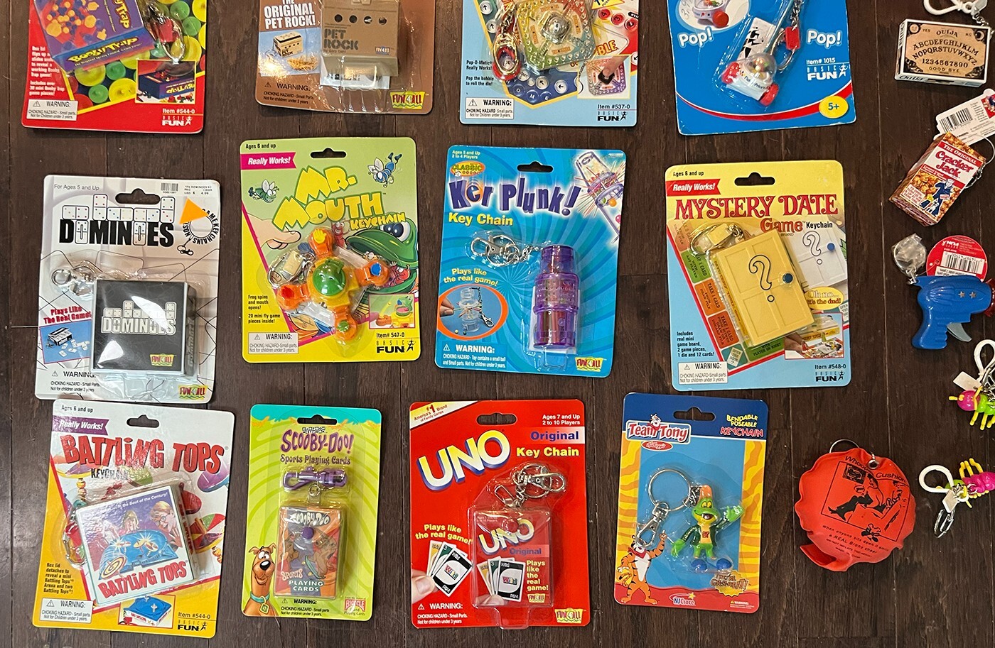 Vintage 1990’s – 2000’s MINI GAME KEYCHAIN LOT of 25 – BOX BOARD & PIECES