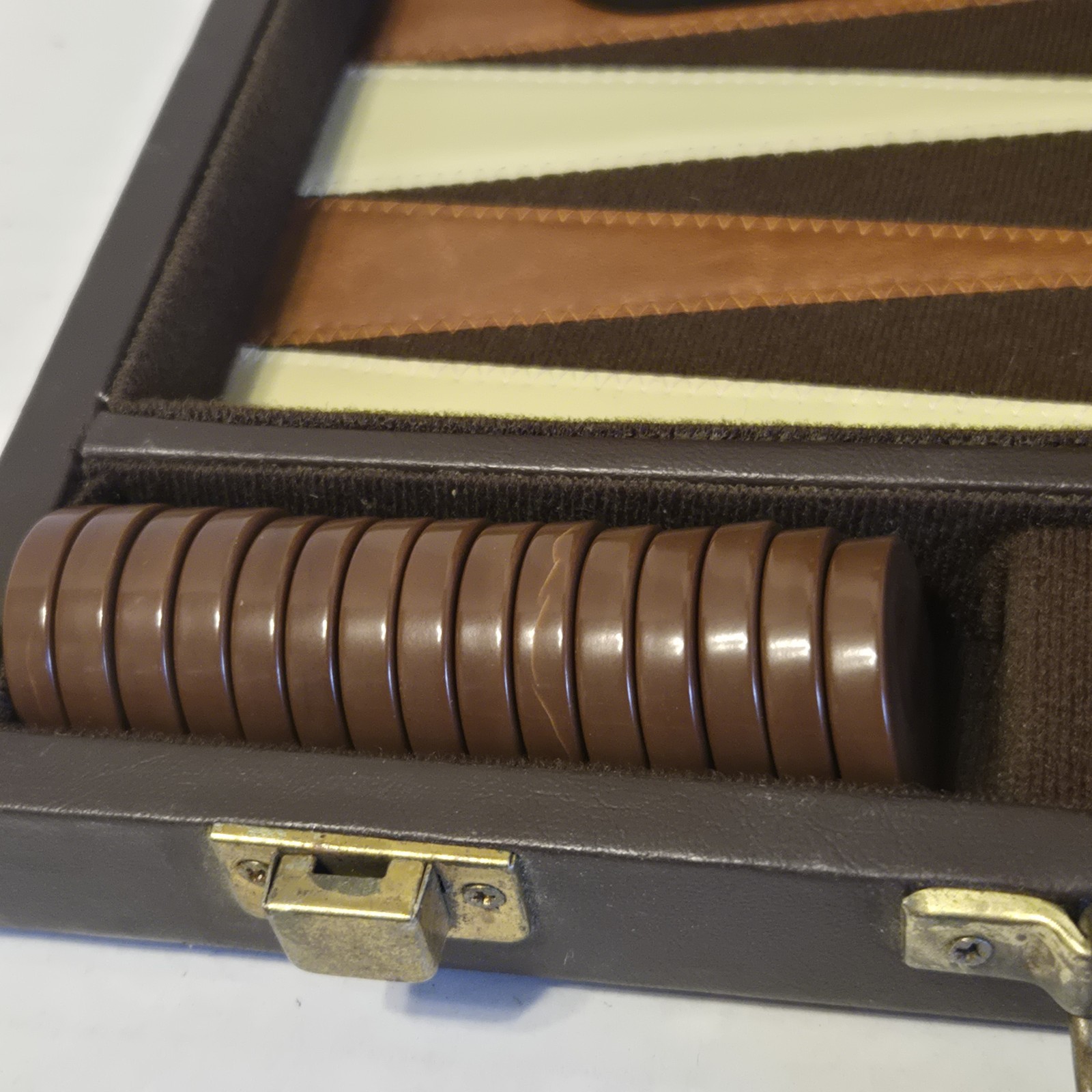 Backgammon Faux Leather 15 x 10 Case, 1 1/8″ Cream & Brown Checkers **COMPLETE**