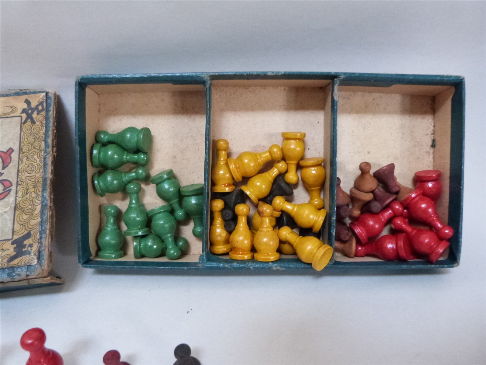 Lot of 30 VTG WOOD Parcheesi Game Pieces Movers Red Green Yellow 1 1/8″ + MORE