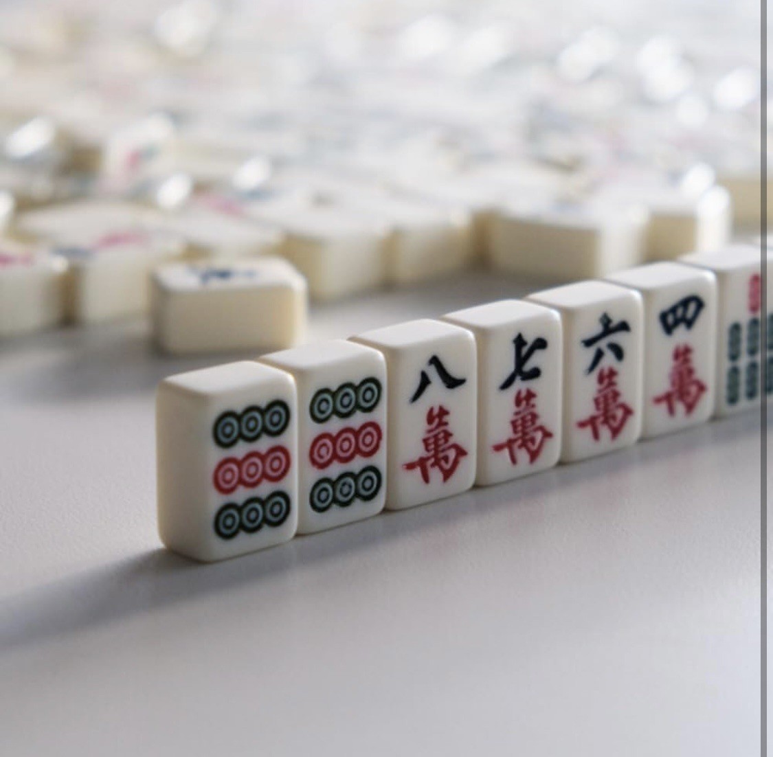 *NEW IN BOX* Traditional Mahjong Tile Game with 146 Engraved Tiles and Two Dice