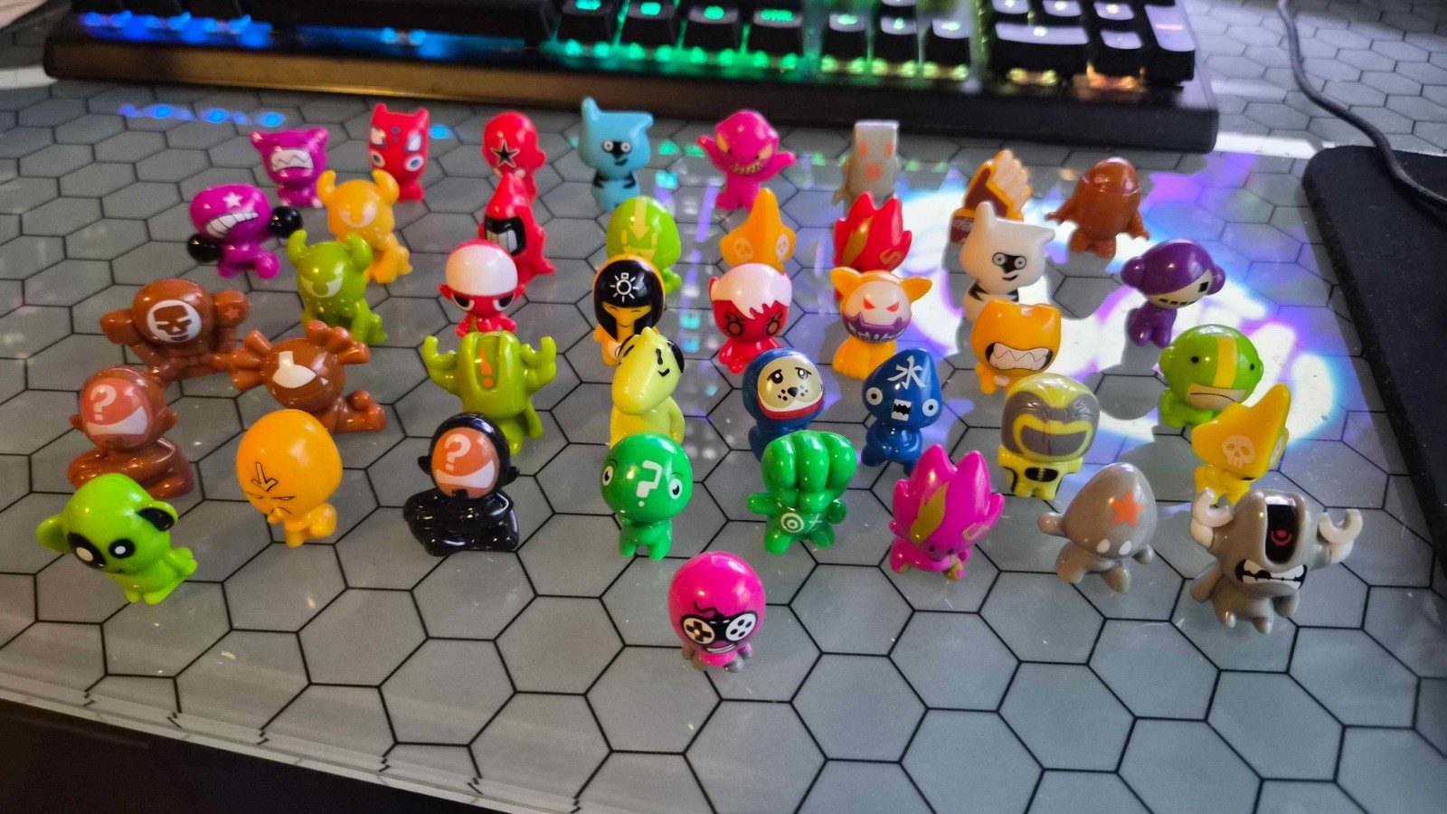 Gogos Crazy Bones Series 1 & 4 LOT OF 92 Gogos & 36 CARDS