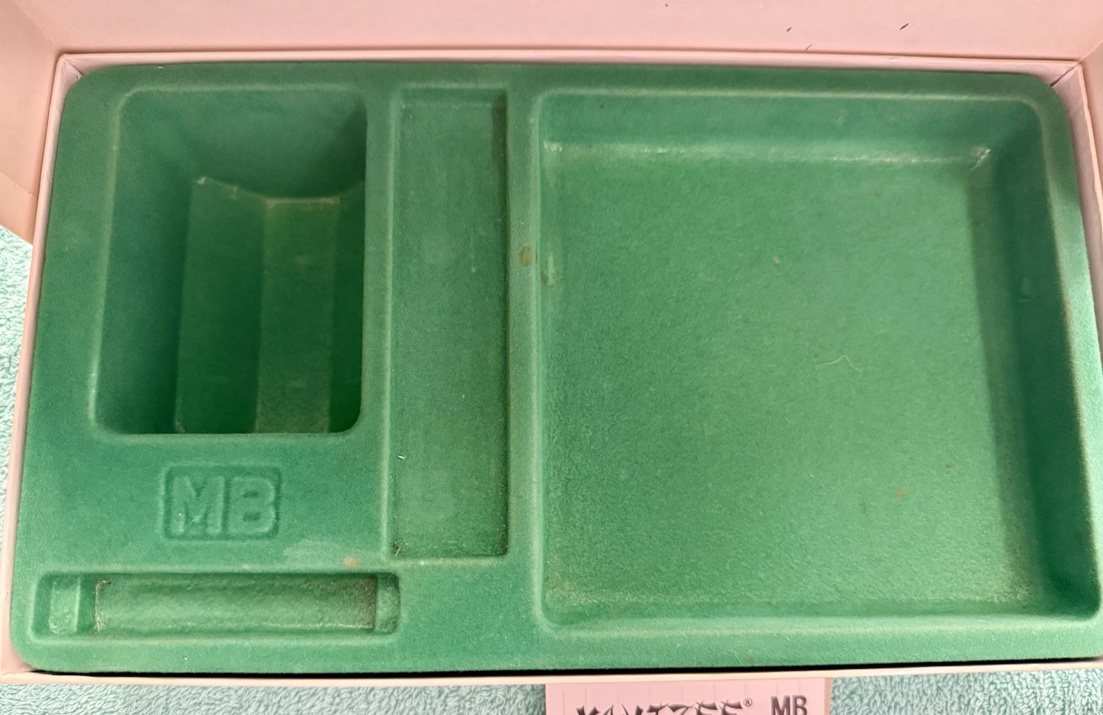 Vintage 1976 Dutch YAHTZEE Game E.S. Lowe dice and cup. – Unused Score Sheets.