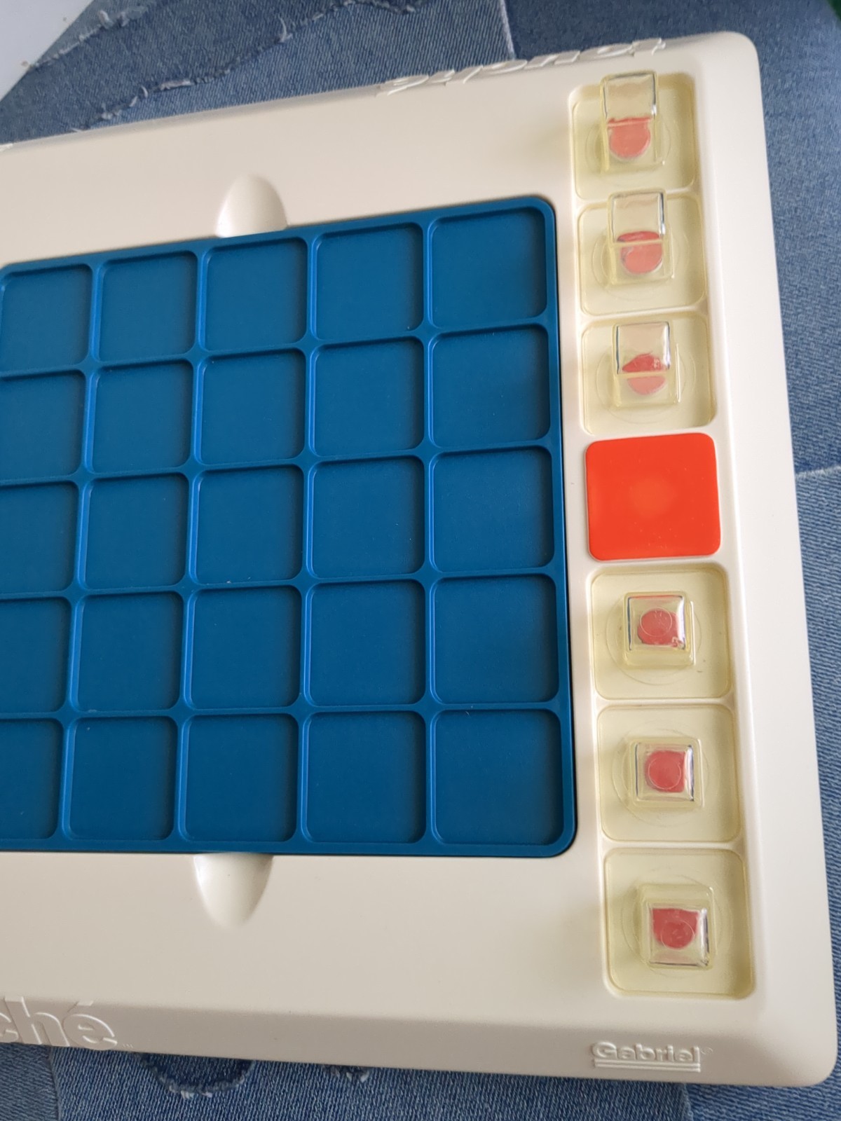 TOUCHE Magnetic Flip Strategy Complete Board Game 1977 Gabriel #78382