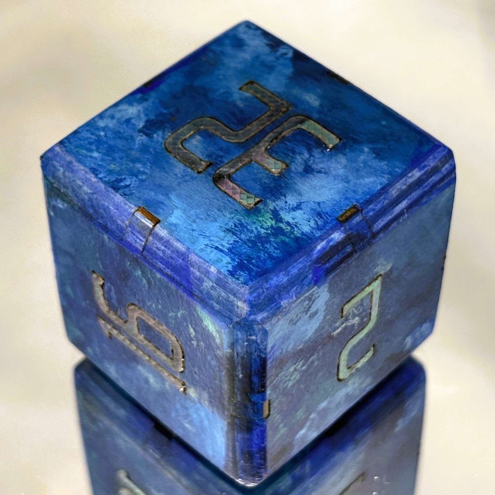 Neptune’s Nacre – Deep Blue Radiance – Backgammon Doubling Cube 36mm