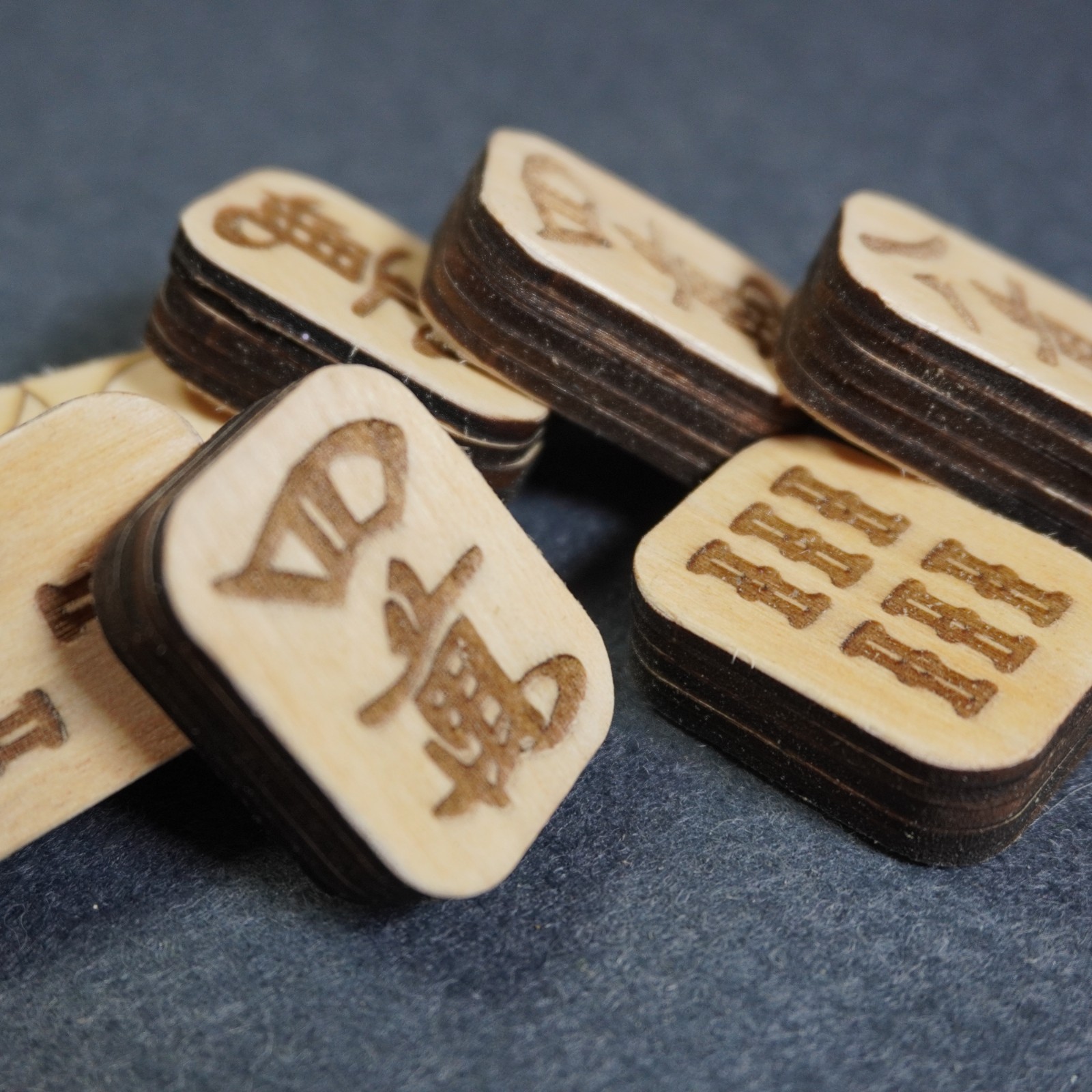 Custom Wooden Riichi Mahjong Tile Set – Chinese Monogram with Fan Design