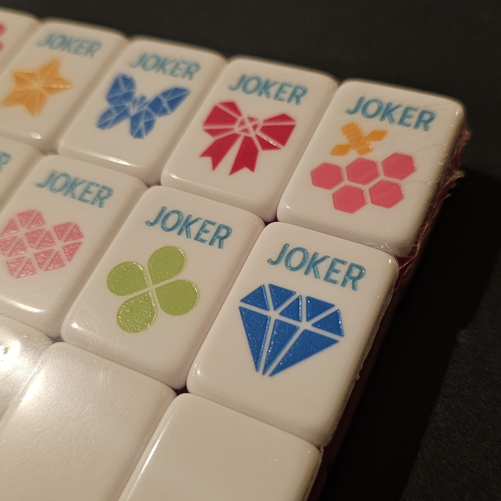 NEW! Unbranded Hot Pink Crystal Backed Engraved Mahjong Tiles Set 160