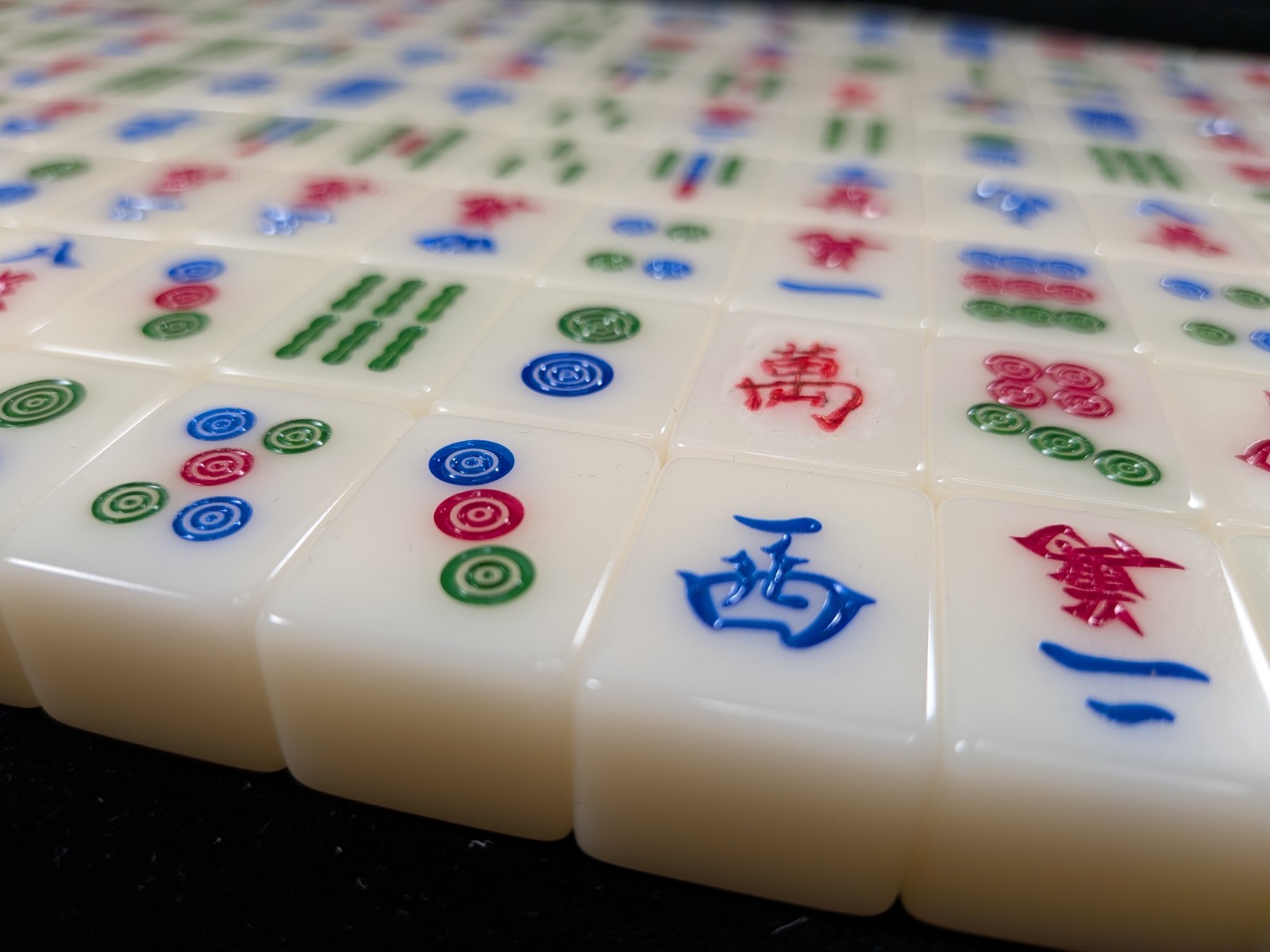 Mahjong Set in Wooden Case with 144 Tiles, Dice and Chips