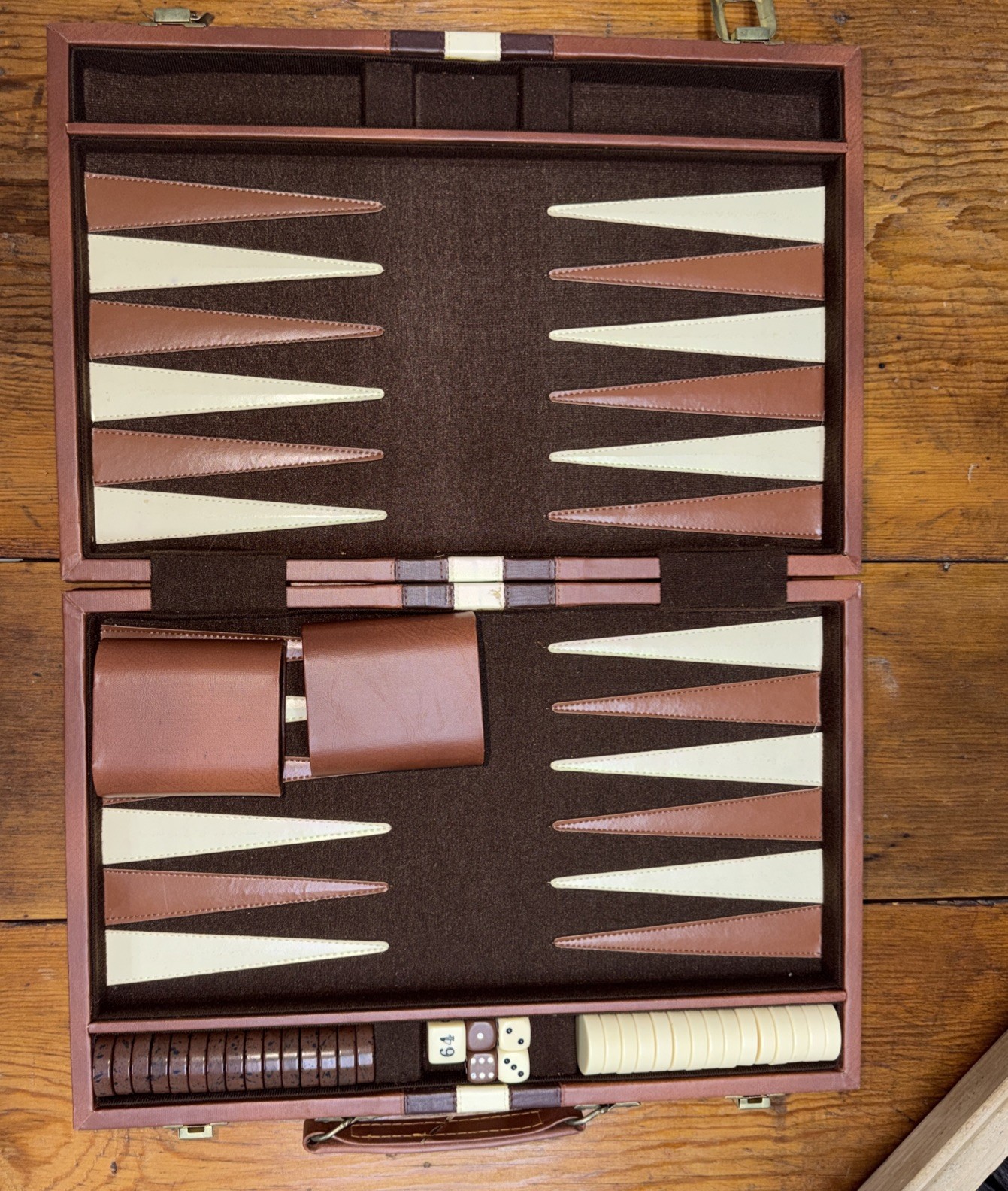 Backgammon Strategy Board Game w/ faux leather Carrying Case, nice complete set