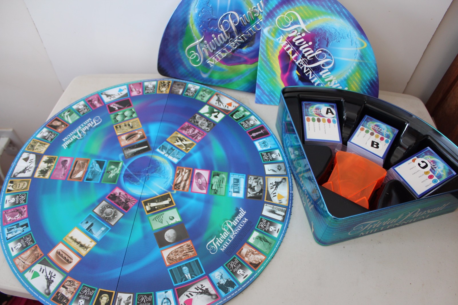 TRIVIAL PURSUIT Millennium 1998 Metal Tin New & Sealed L#1321