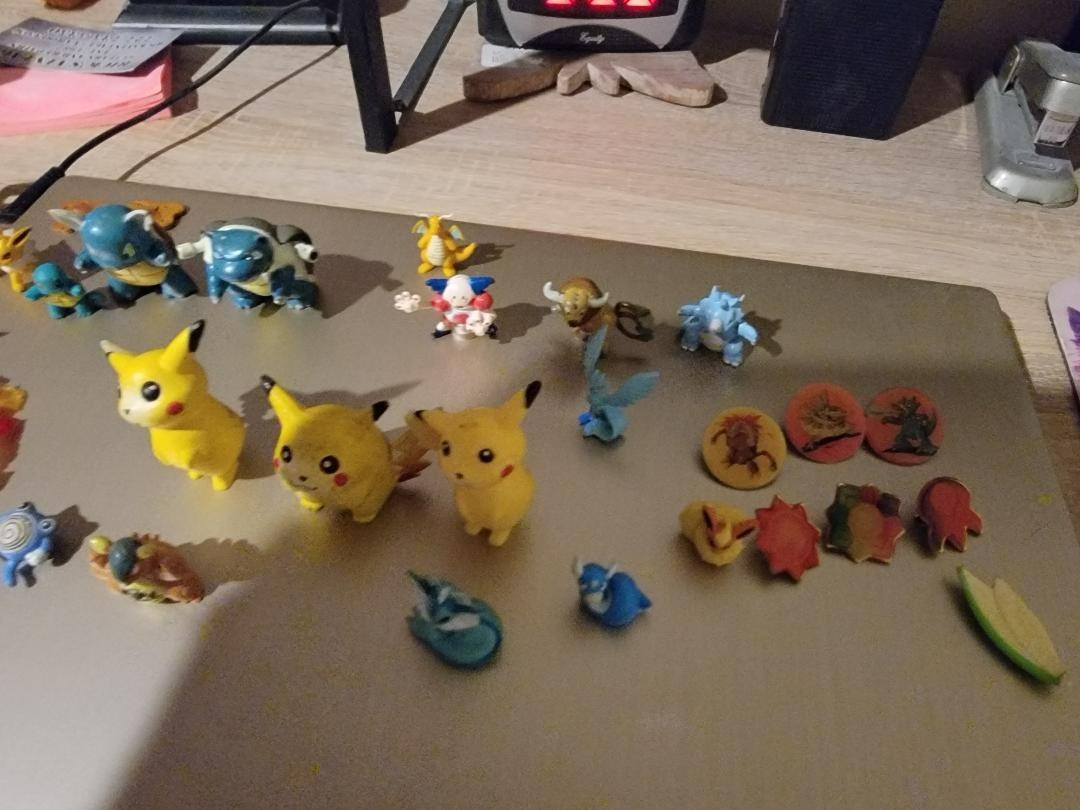 POKEMON TAZOS POGS 153 PCS 1ST GENERATION PLUS MINIATURE AND POKEMON TOYS