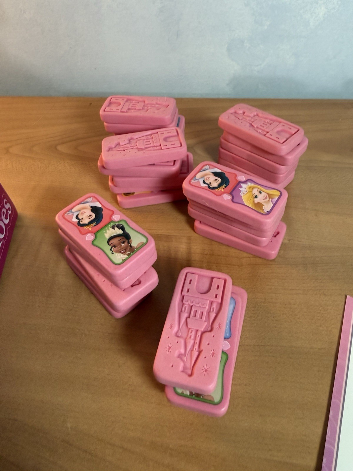 Disney Princess DOMINOES Game in Pink Metal Tin. Wonder Forge, SET COMPLETE