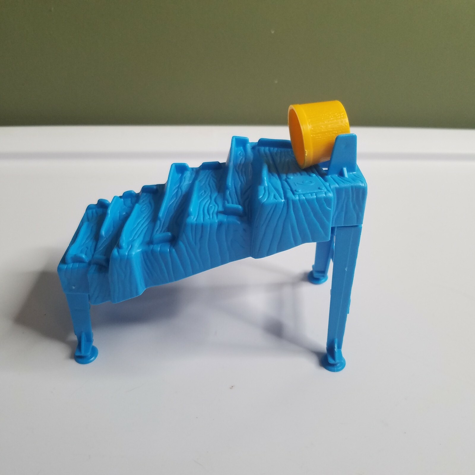 2005 Mouse Trap Board Game Replacement Blue Yellow Part 9 and 10 Bin16