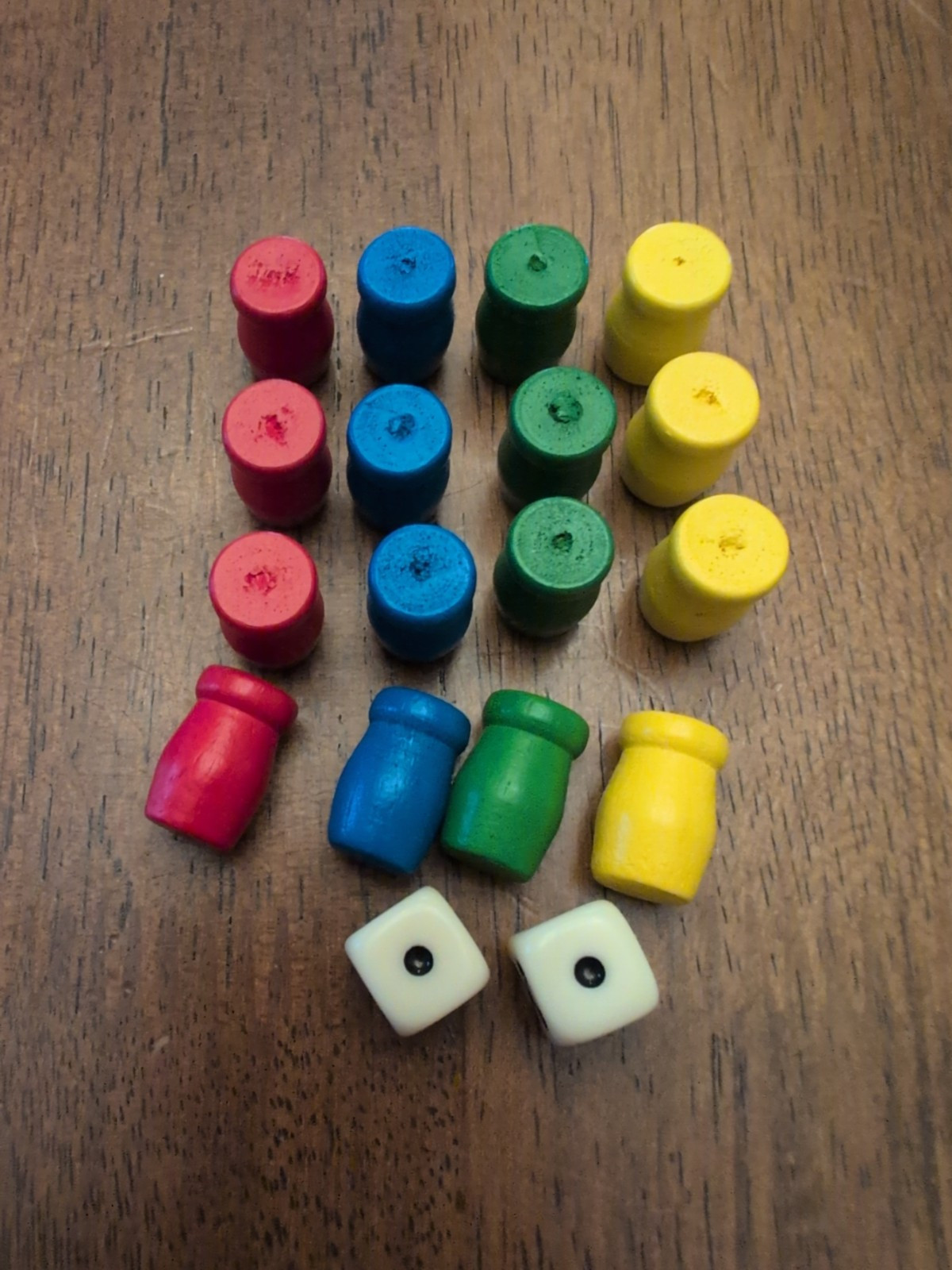16 Pawns Movers Replacement Game Pieces 4 of Red Blue Green Yellow + 2 Dice