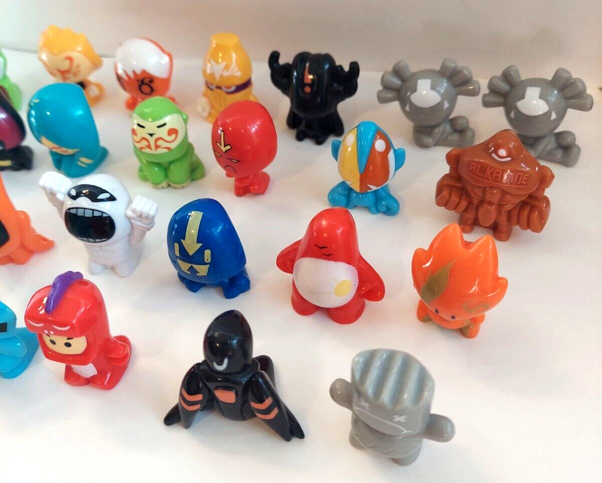 Lot Of 27 Miscellaneous Gogos Crazy Bones Figures Nice Variety & Spec ed. Tin