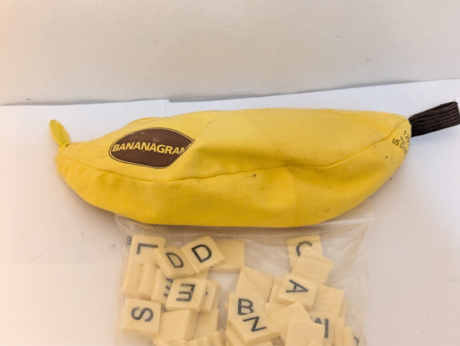 Bananagrams Word Game, Carrying bag, instructions, 143 Tiles VTG VG+ Yellow +