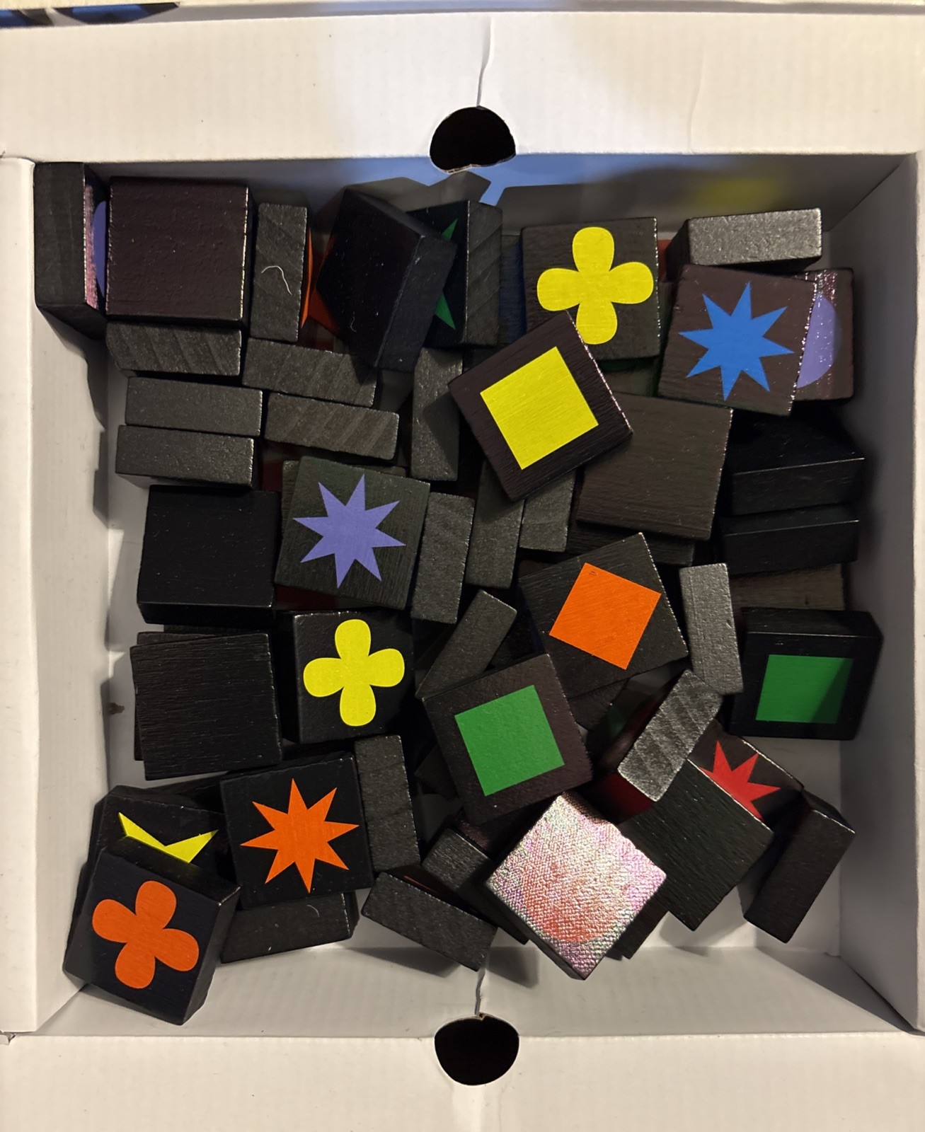 MindWare Qwirkle Board Game . All Pieces Intact. Comes With A Bag. Fast Shipping