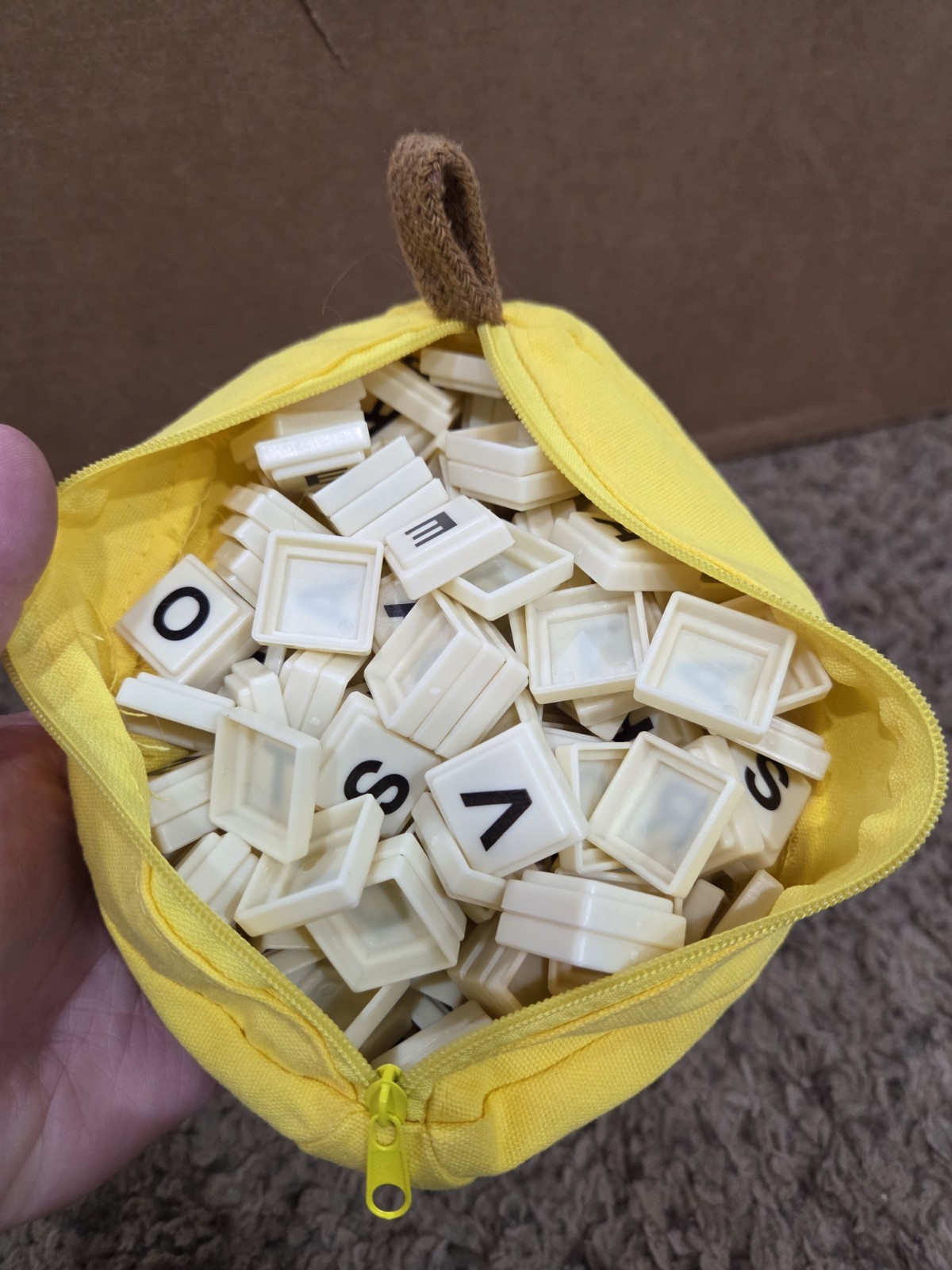 Bananagrams (knock-off) Word Game Travel Complete Game in Banana Pouch