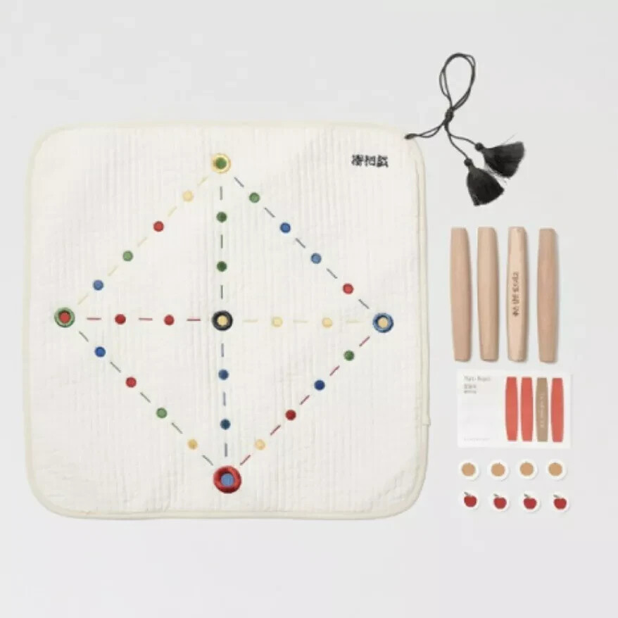 Hohodang, Yut Nori Set Korean Traditional New Year Board Game With Colored Cloth