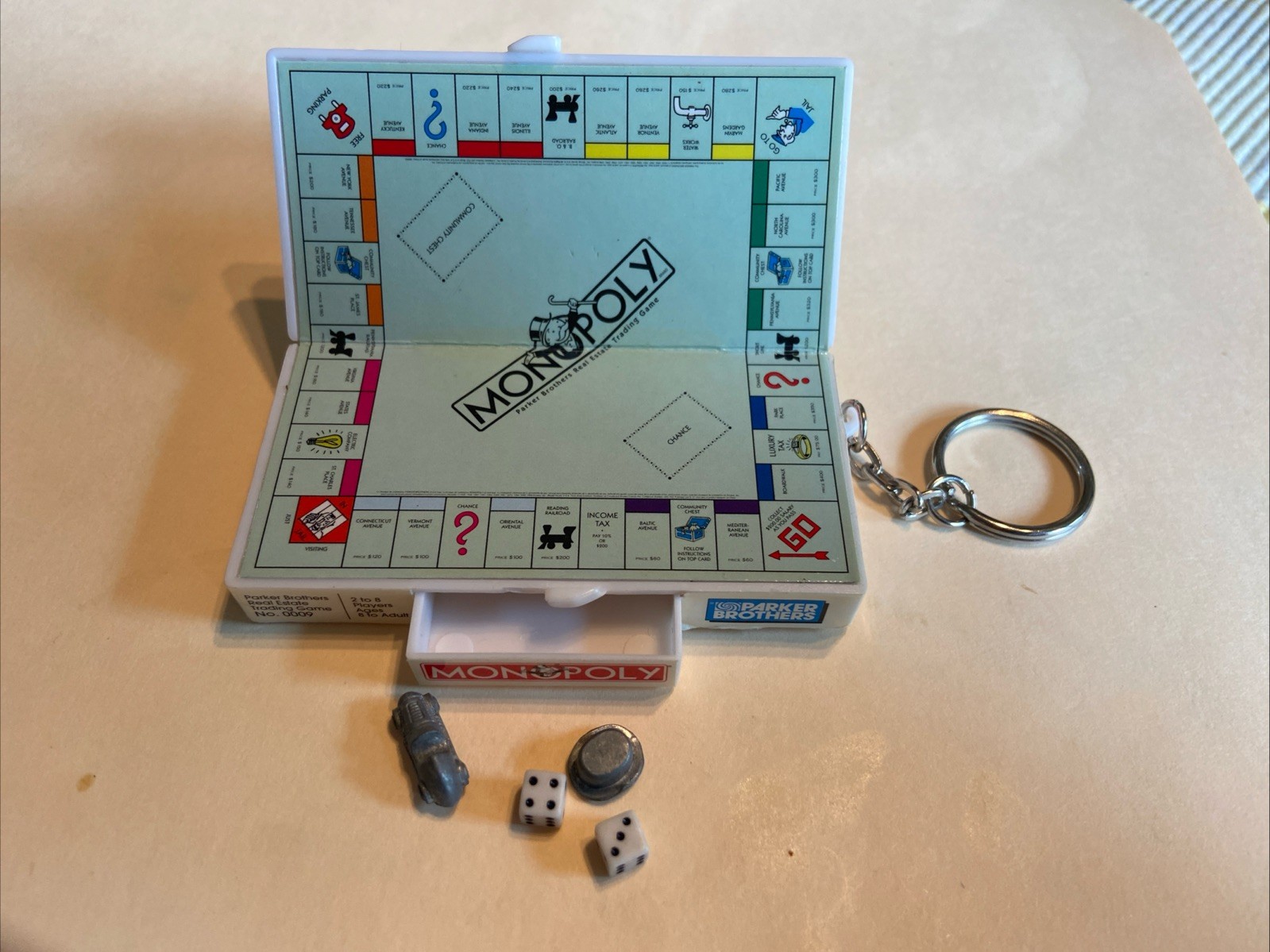 1998 Hasbro Parker Brothers MONOPOLY KEY CHAIN BOARD, 2 GAME PIECES & DICE-Fun!