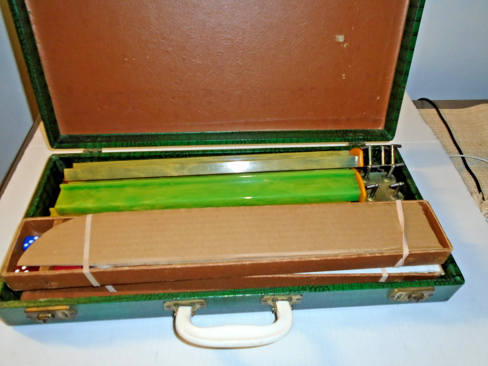 Vintage Mah Jongg MAH-JONGG set includes 152+7 tiles Case and 4 playing trays