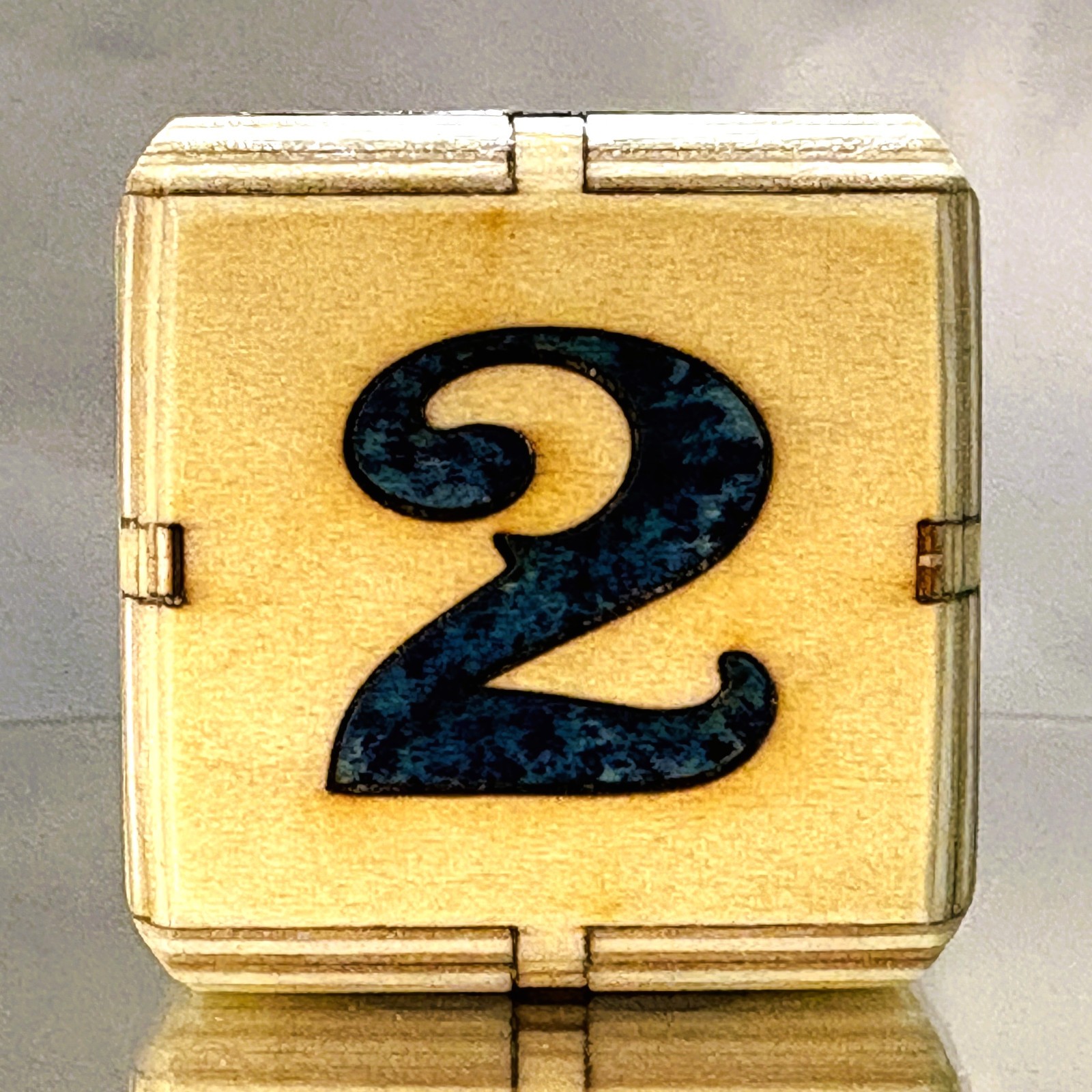 Snowman’s Shimmer – Deep Blue Winter – Backgammon Doubling Cube 36mm