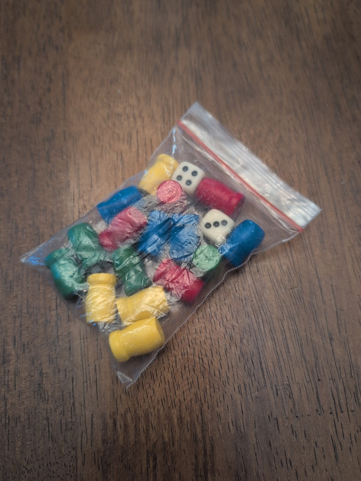 16 Pawns Movers Replacement Game Pieces 4 of Red Blue Green Yellow + 2 Dice