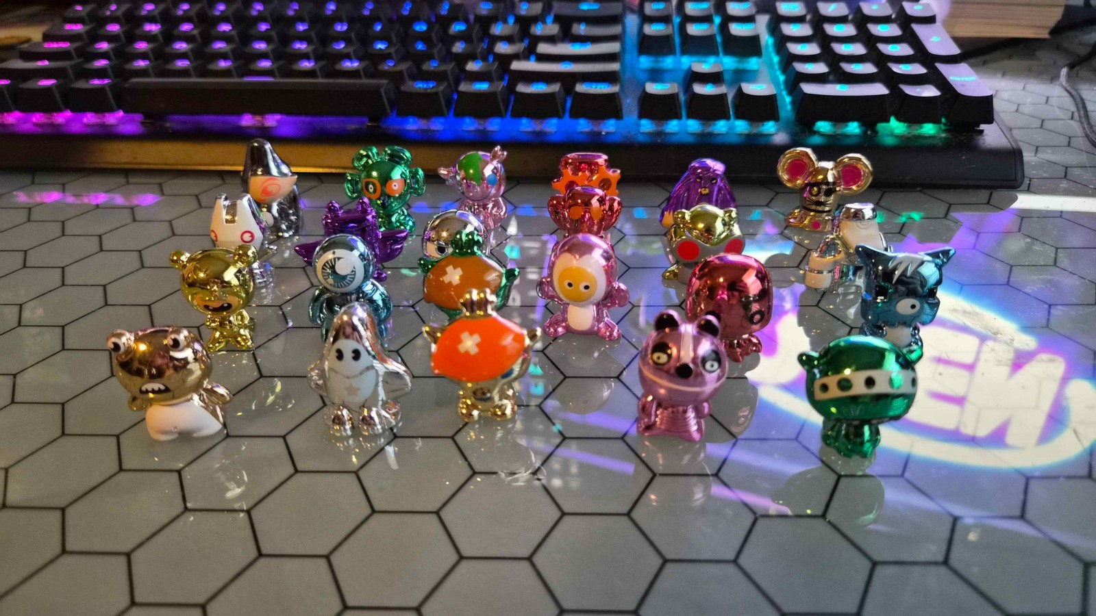 Gogos Crazy Bones Series 1 & 4 LOT OF 92 Gogos & 36 CARDS
