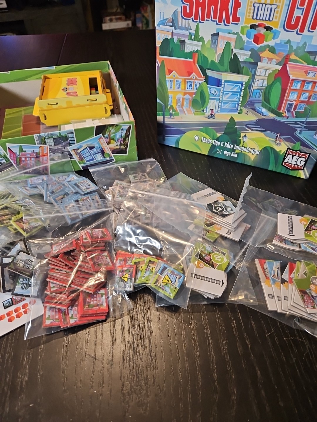 Shake That City Board Game By AEG For 1 To 4 Players