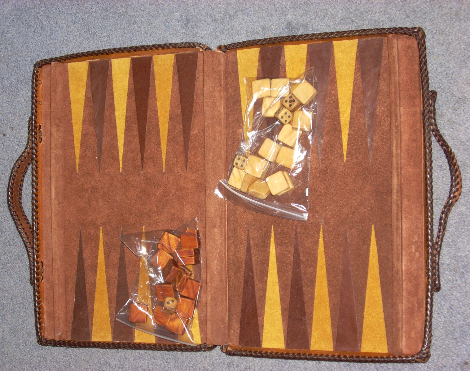 VTG BACKGAMMON Game Set Hand Tooled Leather Case Board 17″ x 12.5″