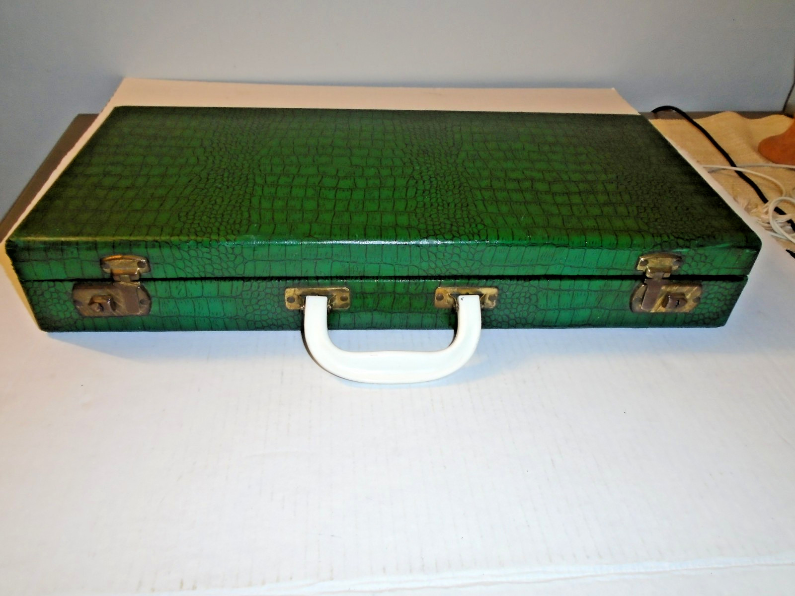 Vintage Mah Jongg MAH-JONGG set includes 152+7 tiles Case and 4 playing trays