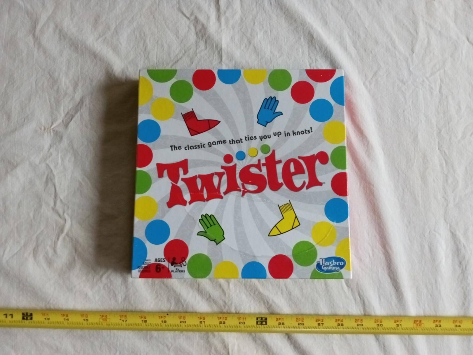 Twister Classic Indoor Outdoor Party Board Game for 2 or more Players, NEW.