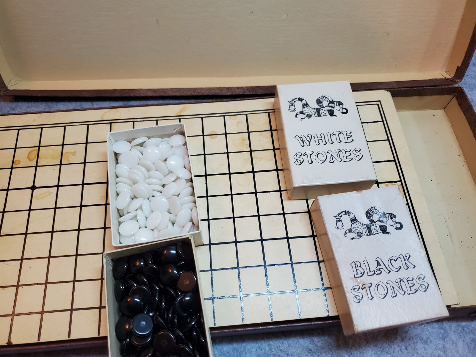 Vtg 1950s Lowe No. 111 Japanese Go Game Folding Board w stones, Pre-owned