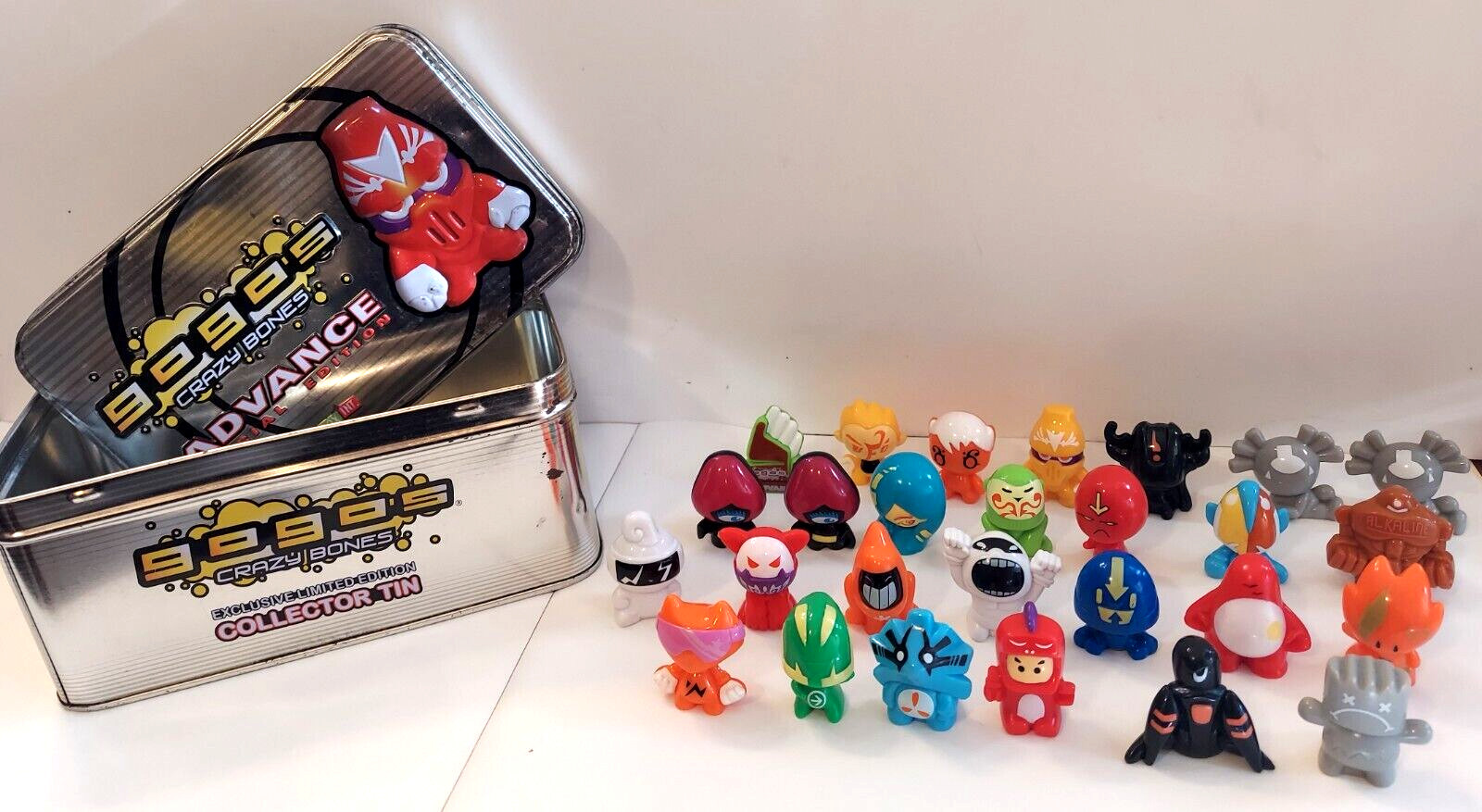 Lot Of 27 Miscellaneous Gogos Crazy Bones Figures Nice Variety & Spec ed. Tin