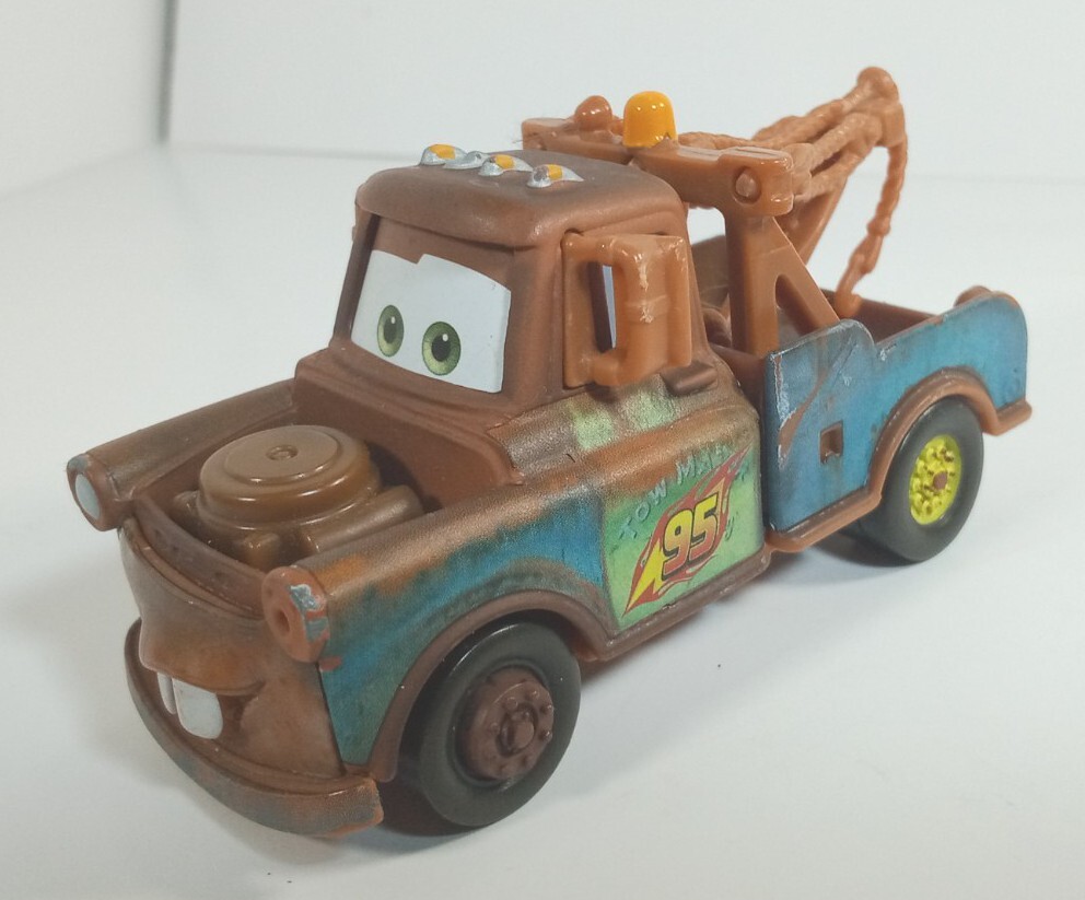 Disney Pixar Cars 2 – Mater Race Team (by Mattel) W1939